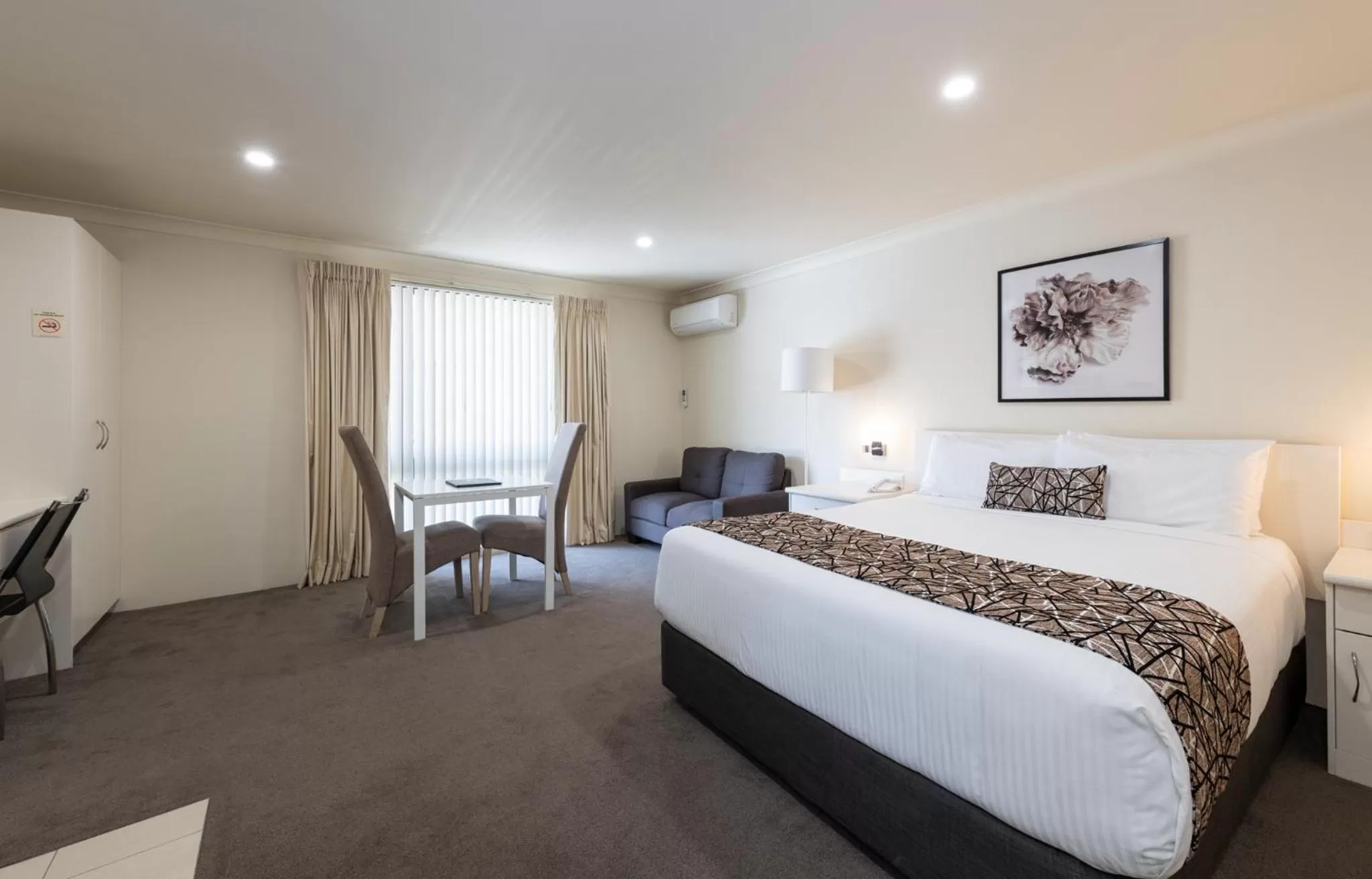 Living room, Bed in Zig Zag Motel & Apartments