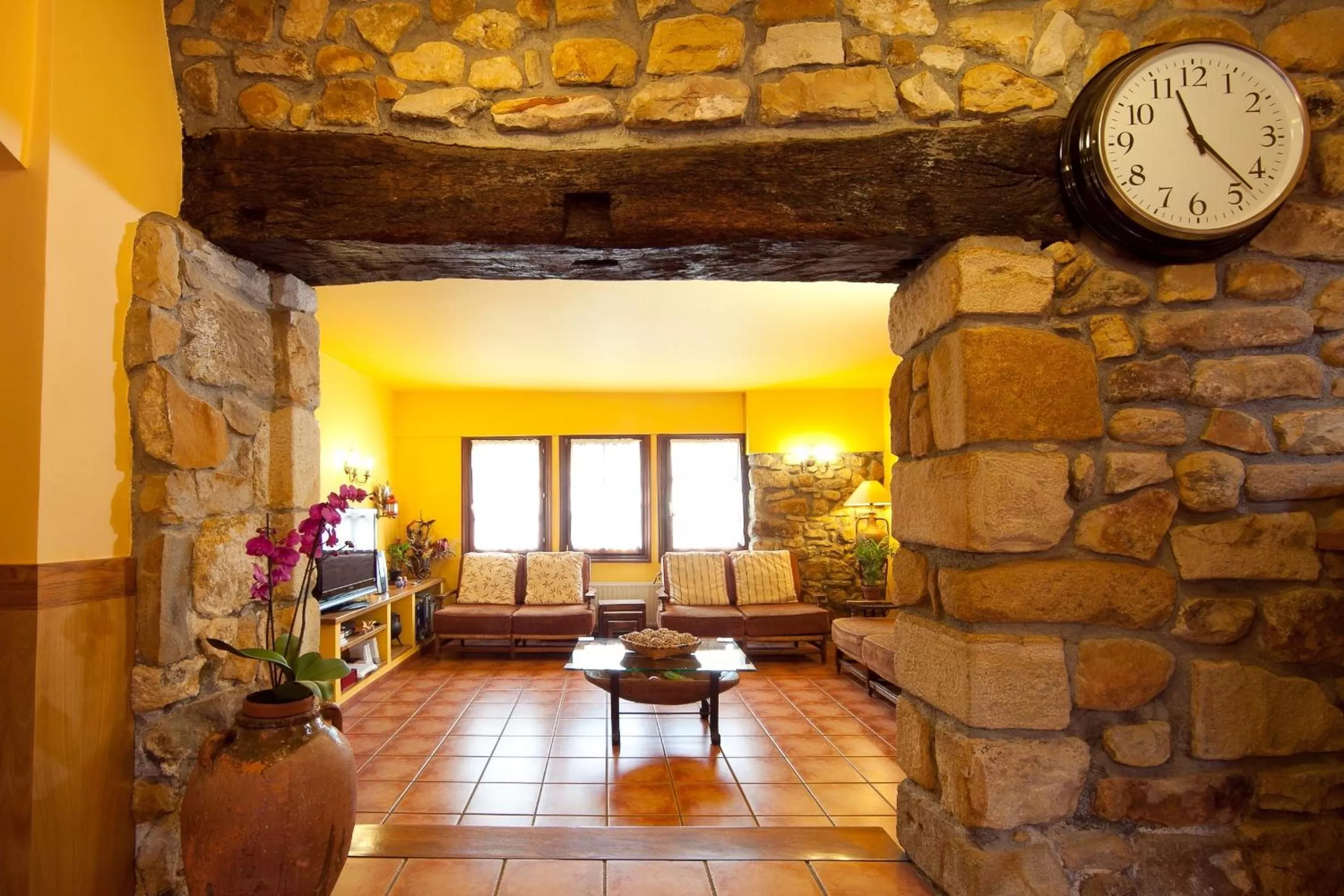 Communal lounge/ TV room in Hotel Matsa B&B