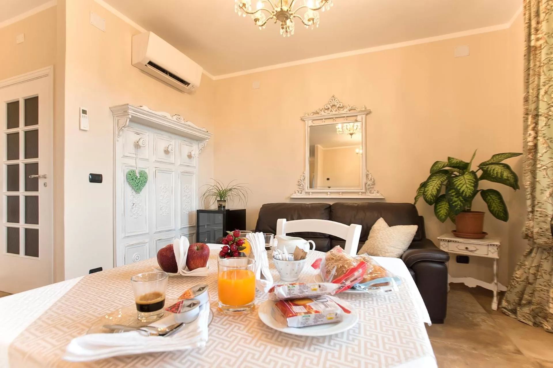 Food and drinks in Villa Malvasio Pool and Jacuzzi Room Sassari