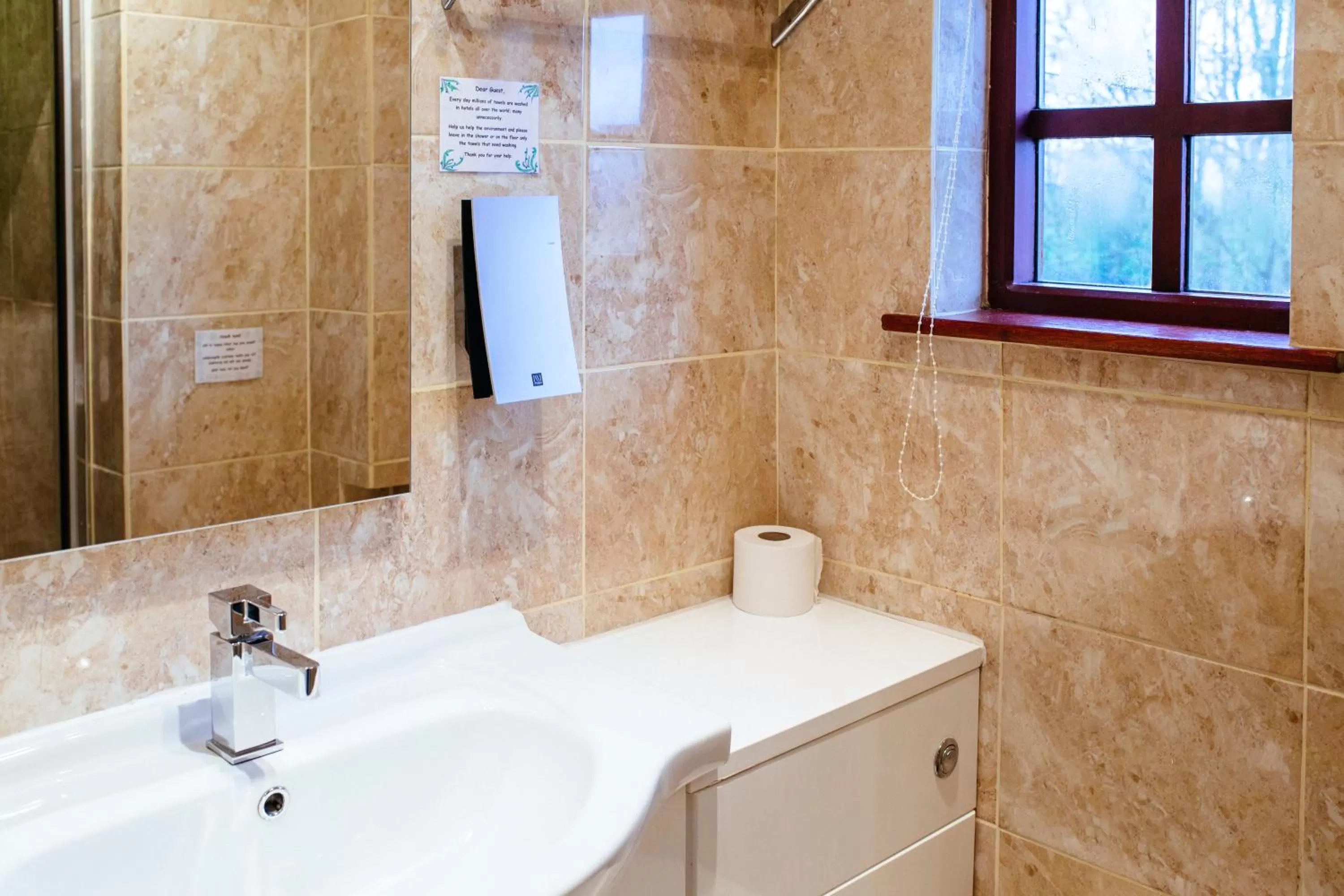 Bathroom in Pymgate Lodge Hotel Manchester Airport