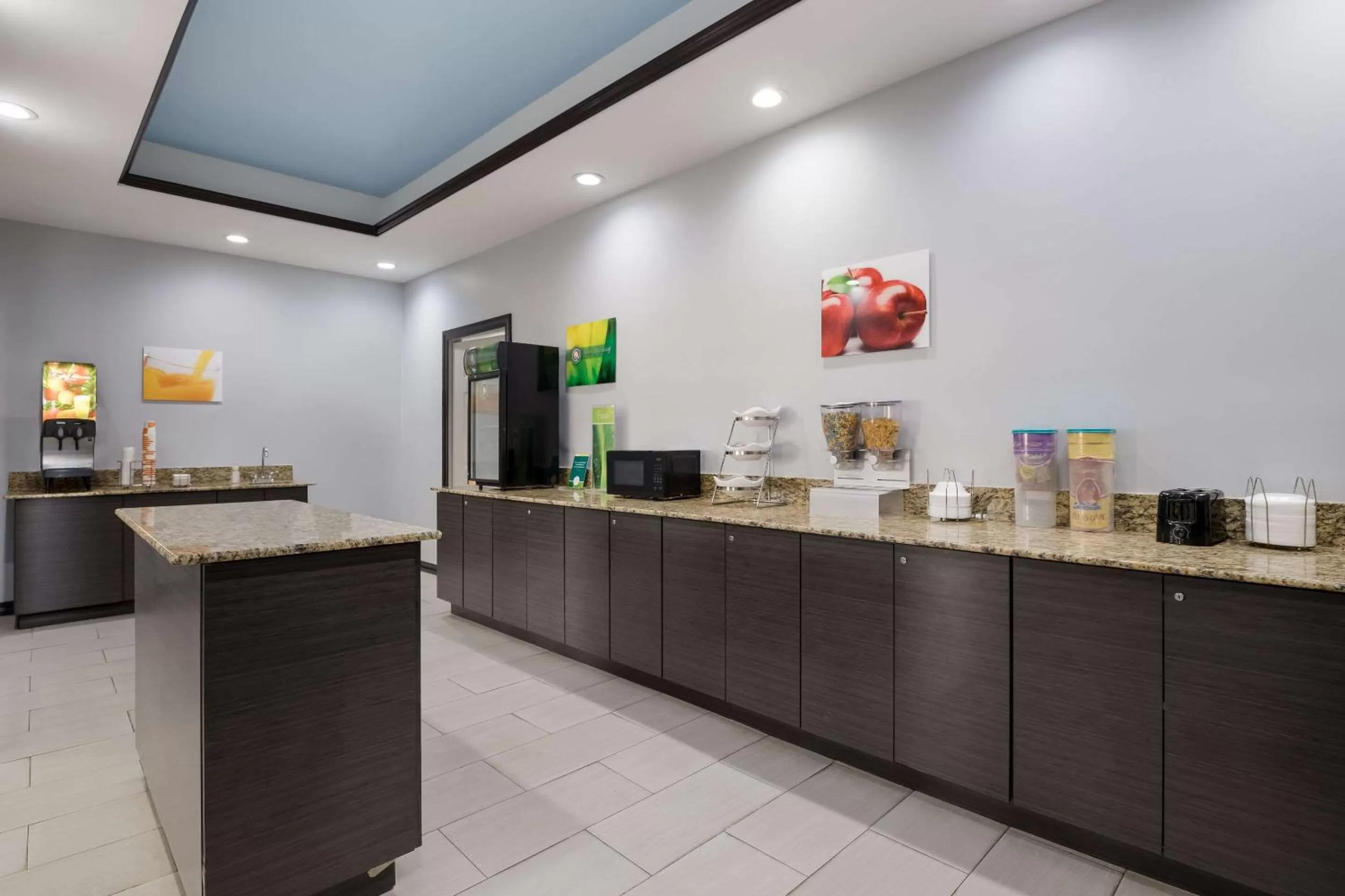 Breakfast in Quality Suites Tulsa I-44