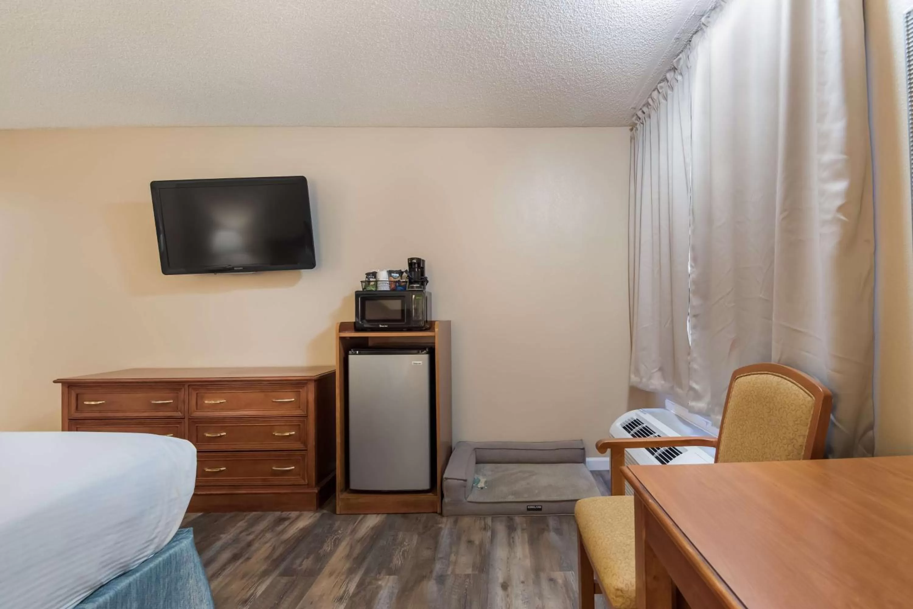 Bedroom, Bed in SureStay Plus Hotel by Best Western Reno Airport