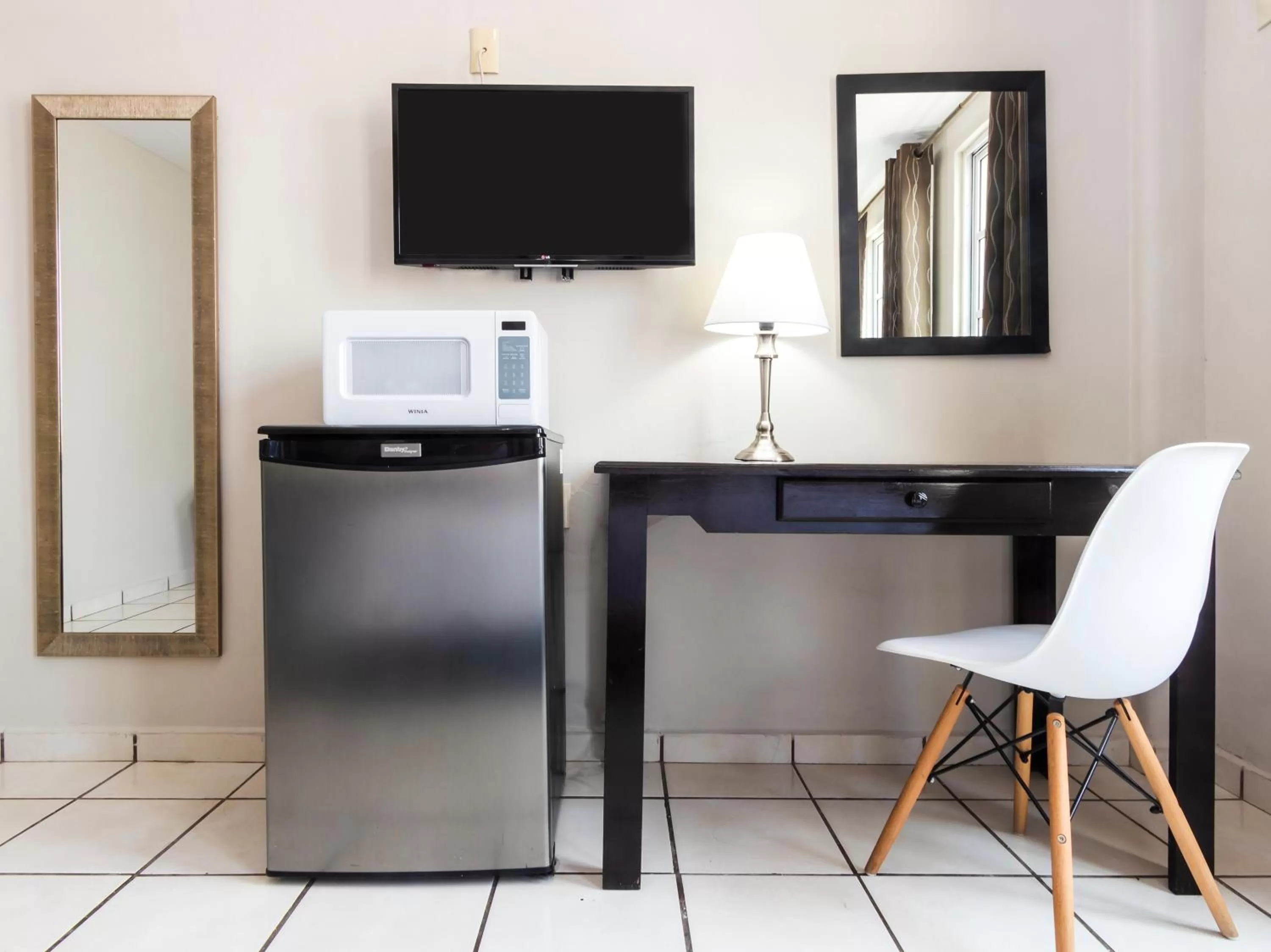 TV and multimedia in Boca Inn Hotel & Suites