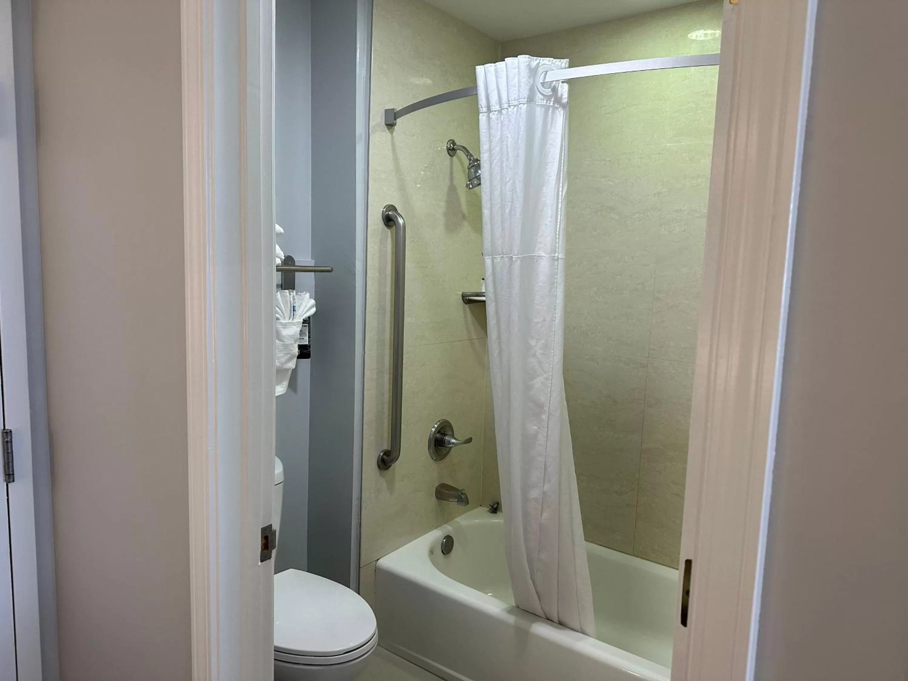 Shower, Bathroom in Super 8 by Wyndham San Bruno /SF Intl Arpt West