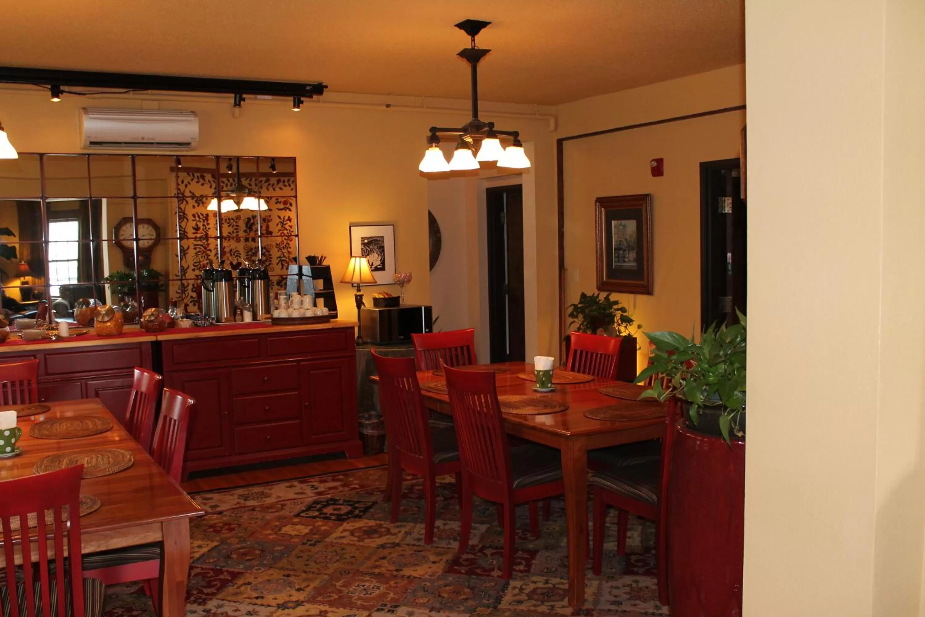 Coffee/tea facilities in Iowa House Historic Inn