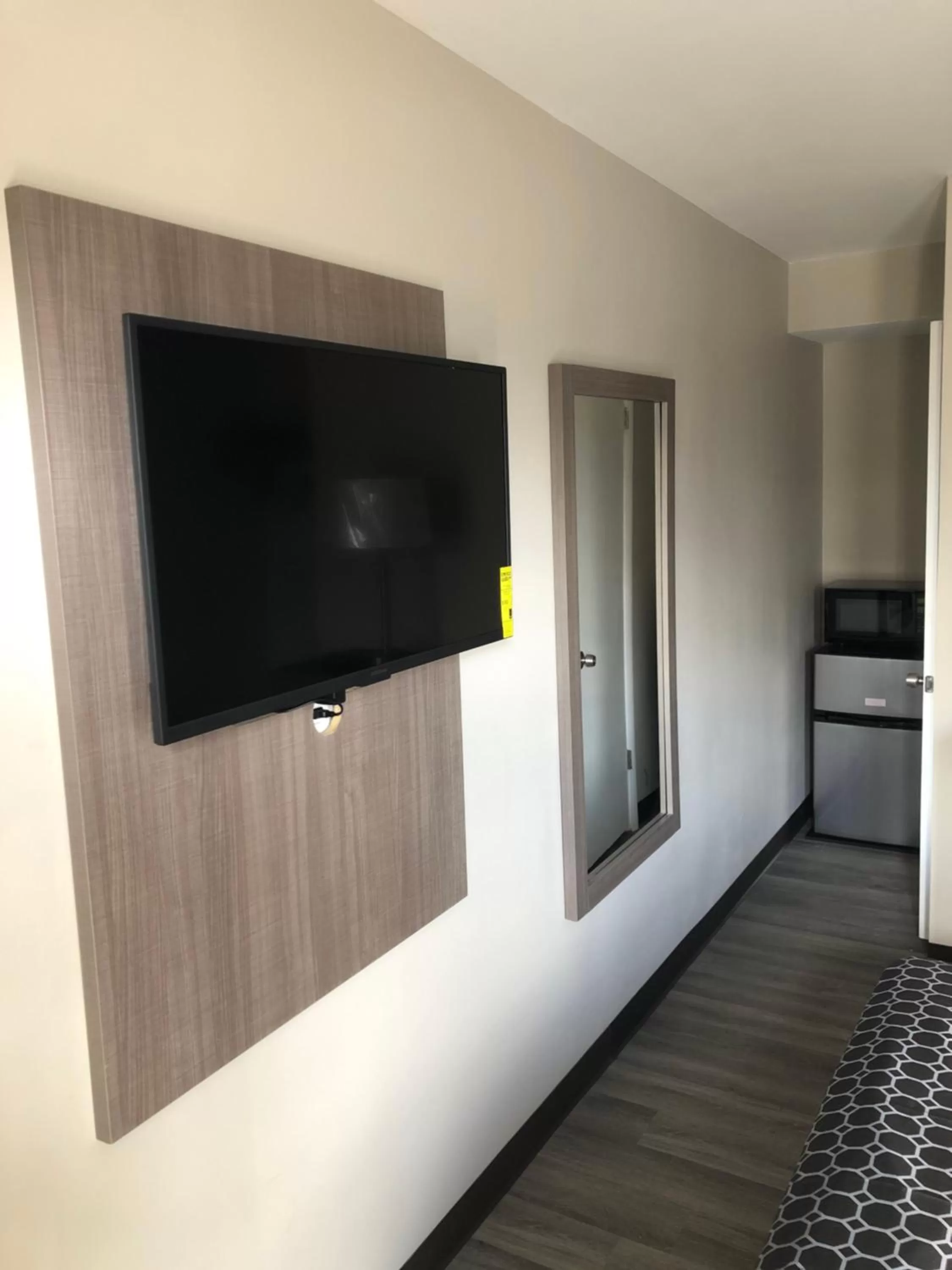 TV and multimedia in Trolley Stop Motel, Media ,Near PHL Airport PA