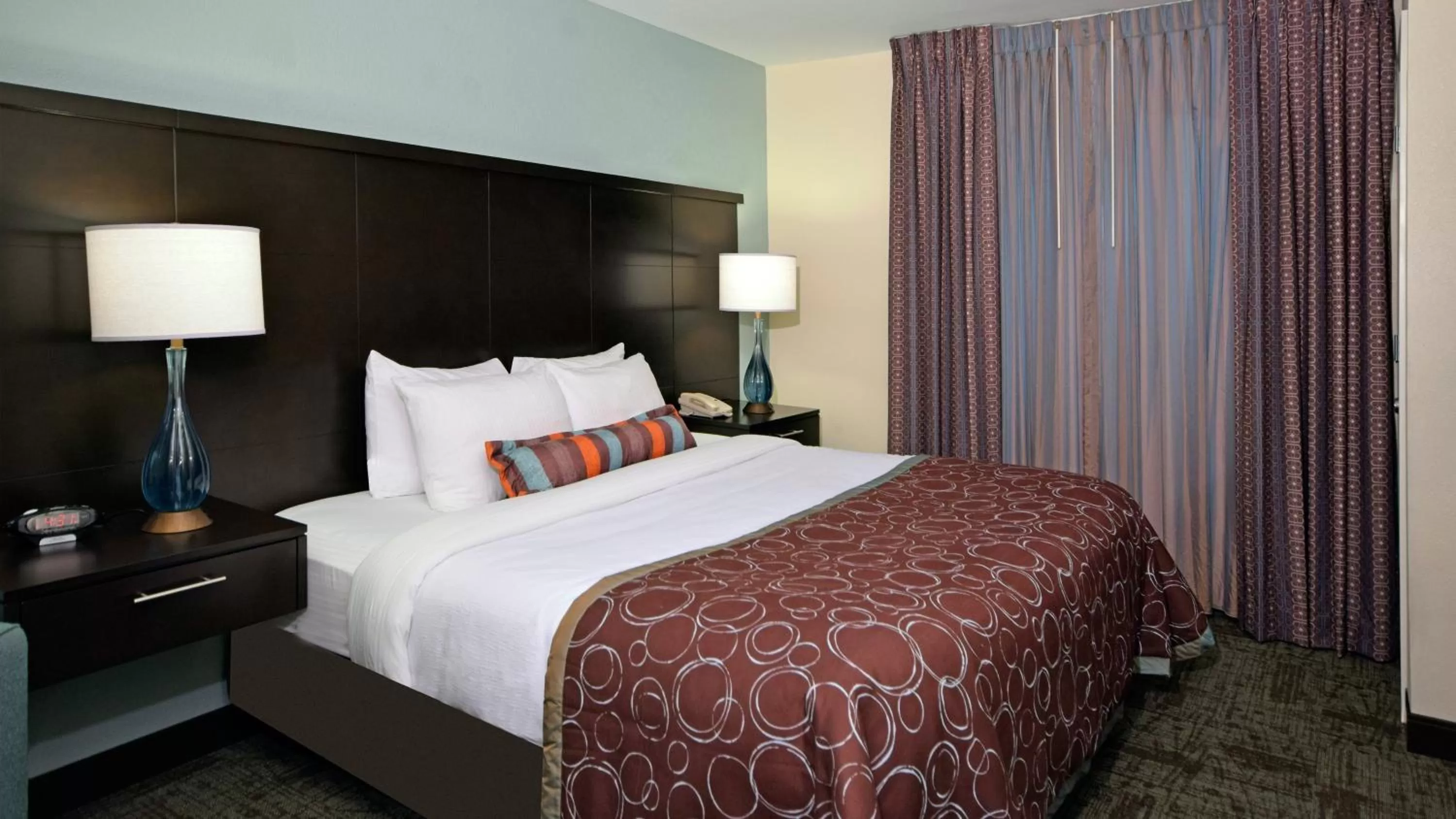 Photo of the whole room, Bed in Staybridge Suites - Cincinnati North by IHG