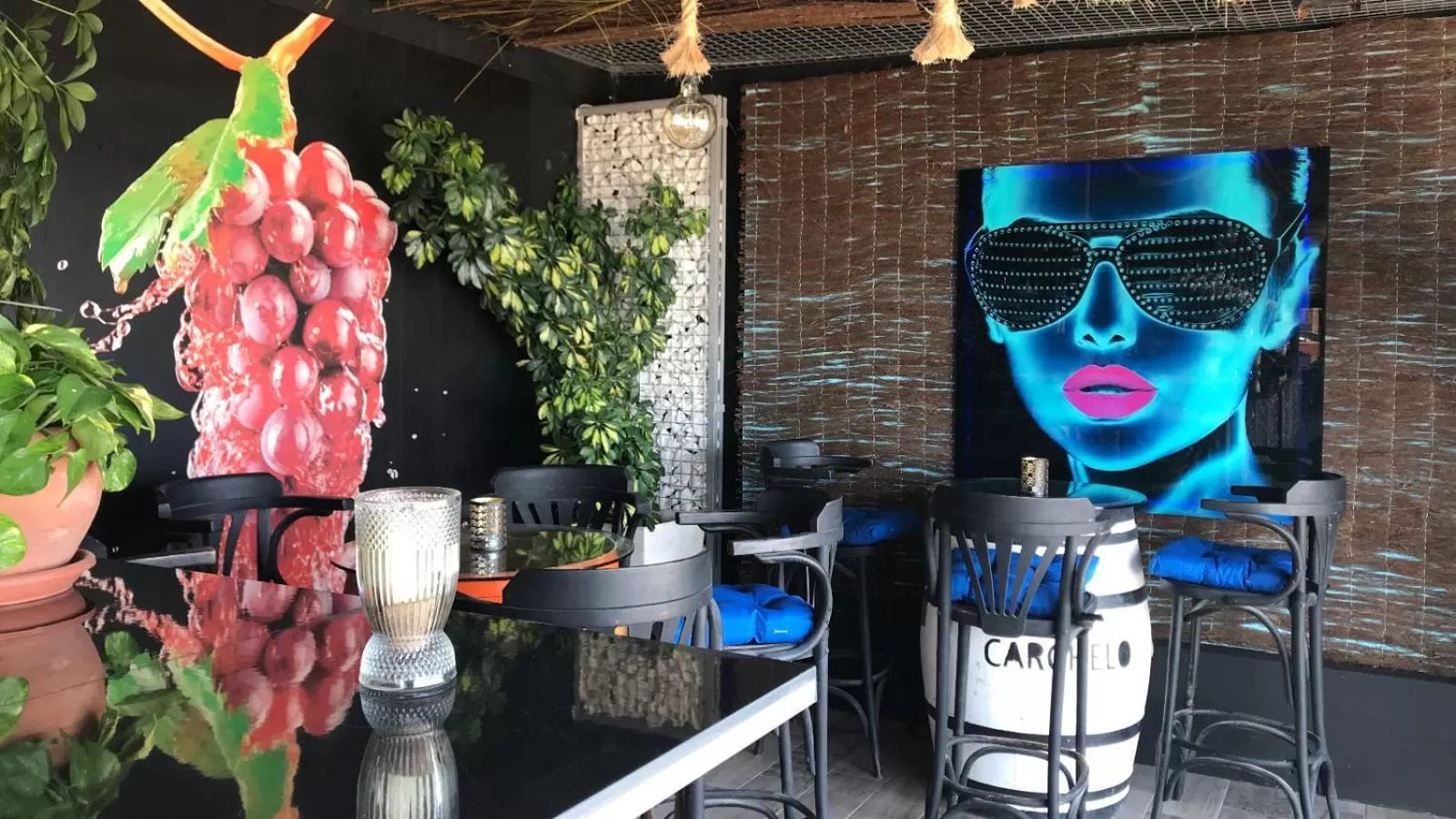 Restaurant/places to eat in Lloyds Beach Club