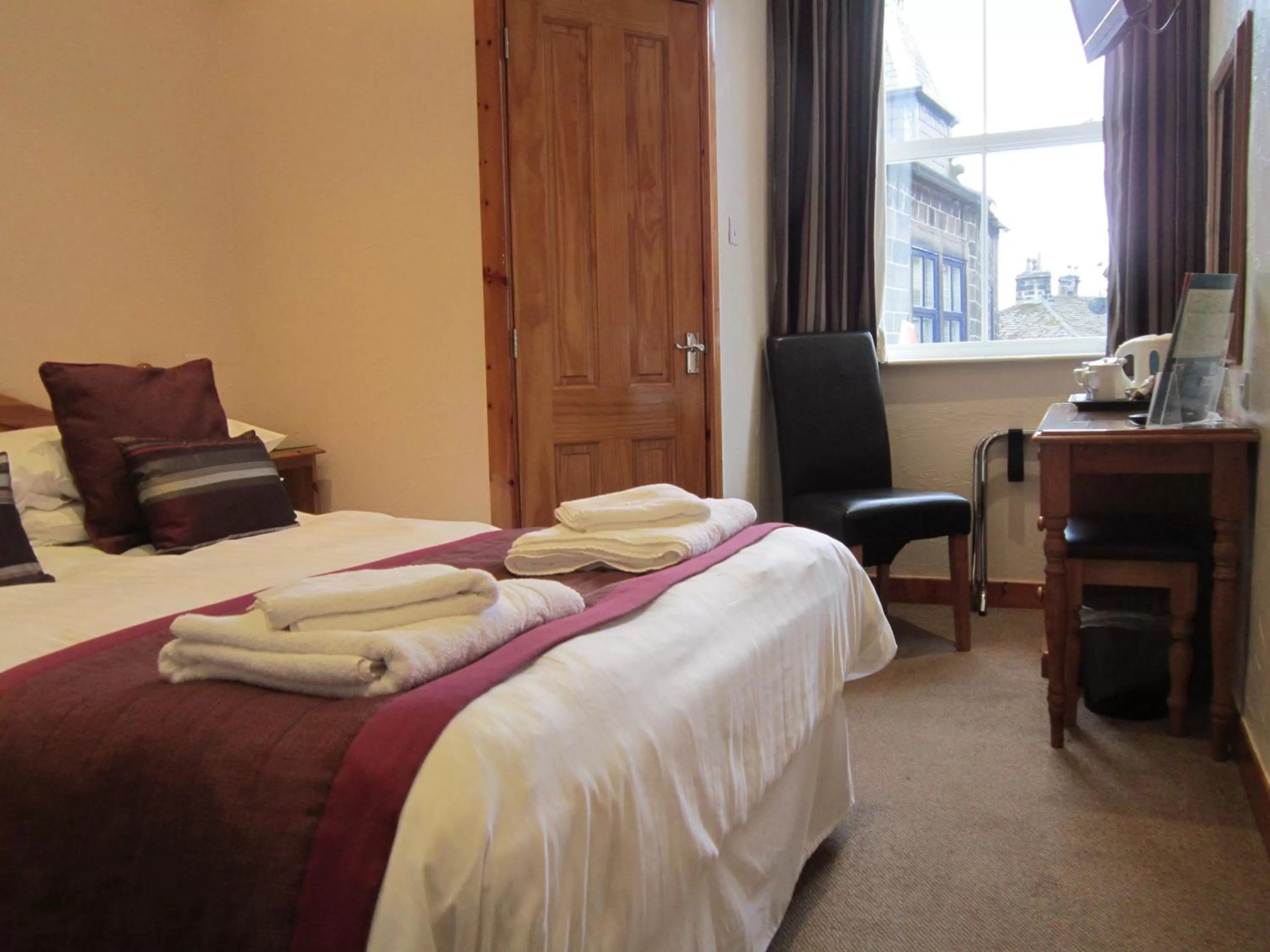 Bedroom, Bed in The Old White Lion Hotel