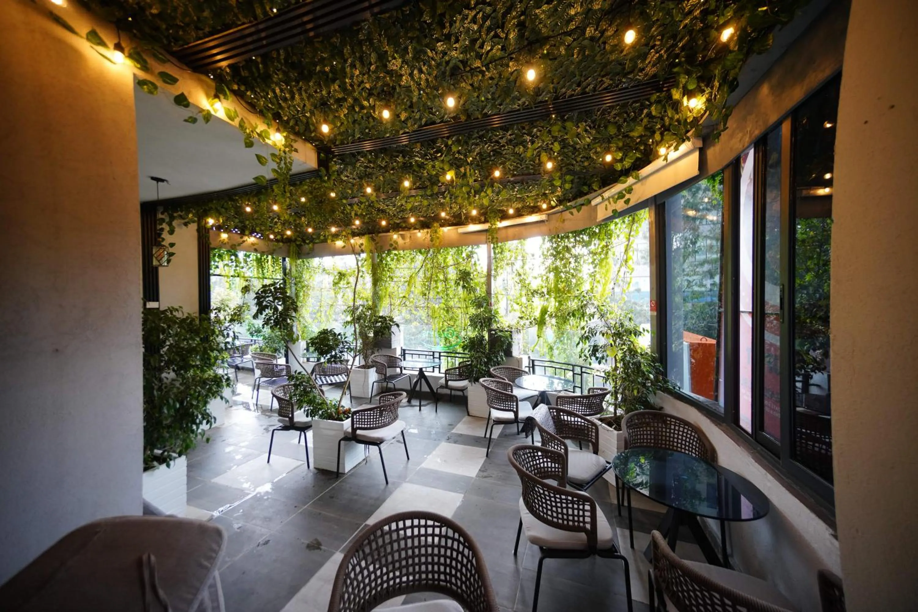 Restaurant/places to eat in Mado Hotel