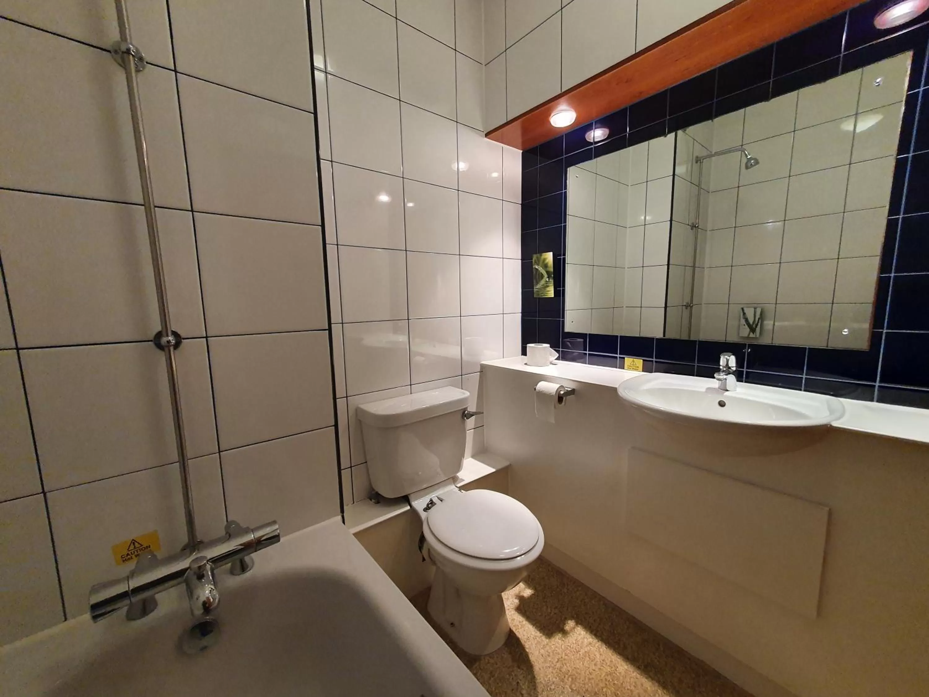 Shower in The Oakwood Hotel