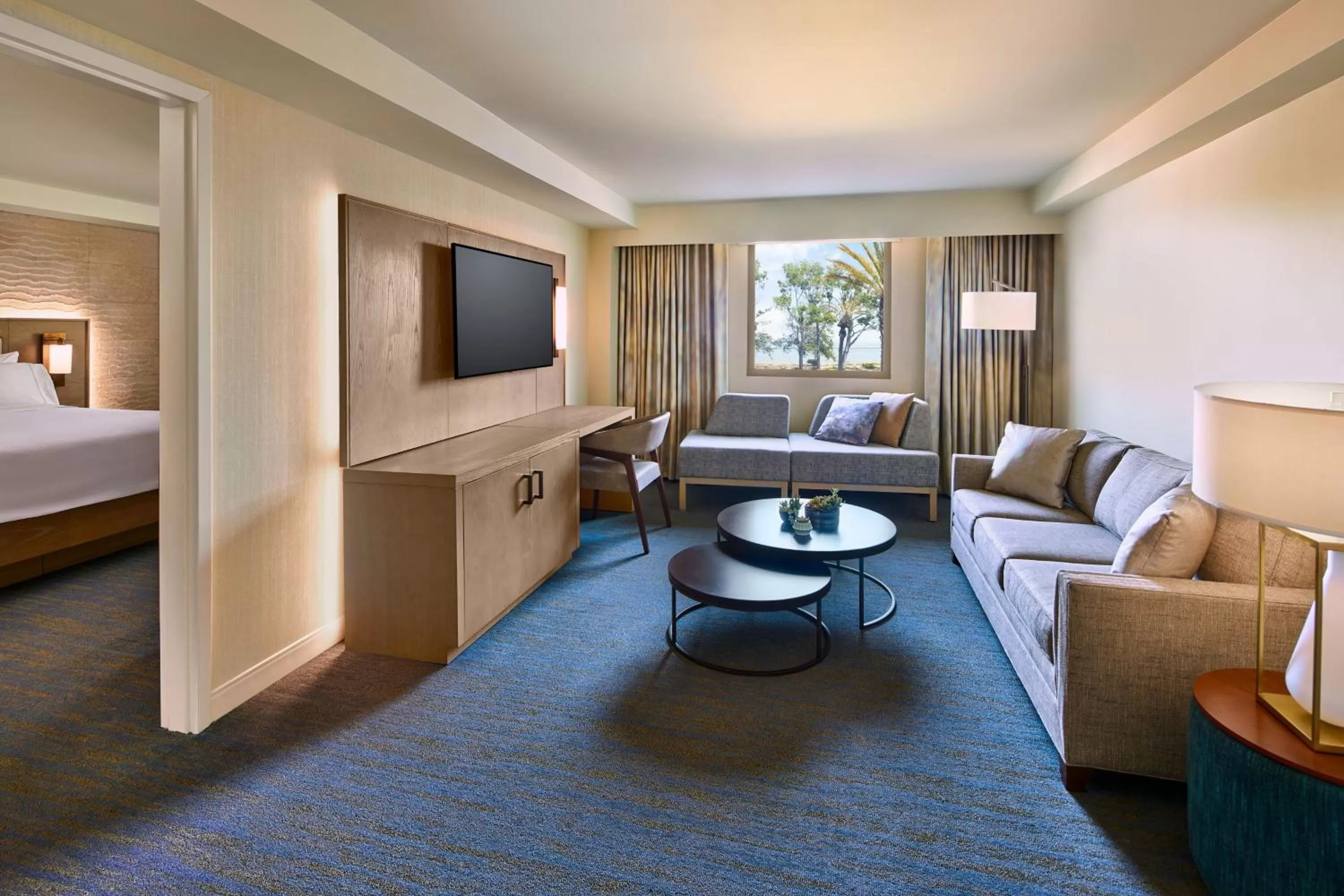Living room, Bed in The Westin San Francisco Airport