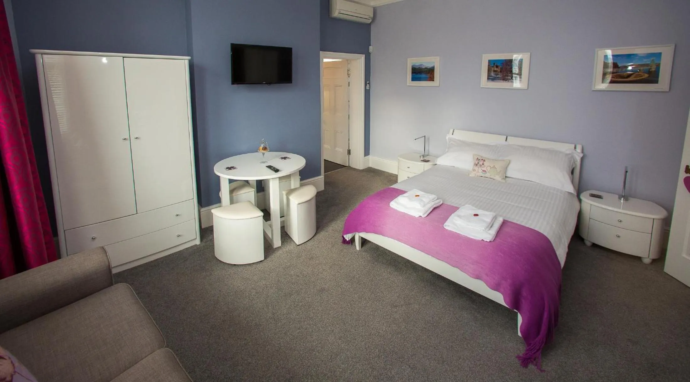 Photo of the whole room, Bed in Studios At Glenthorne