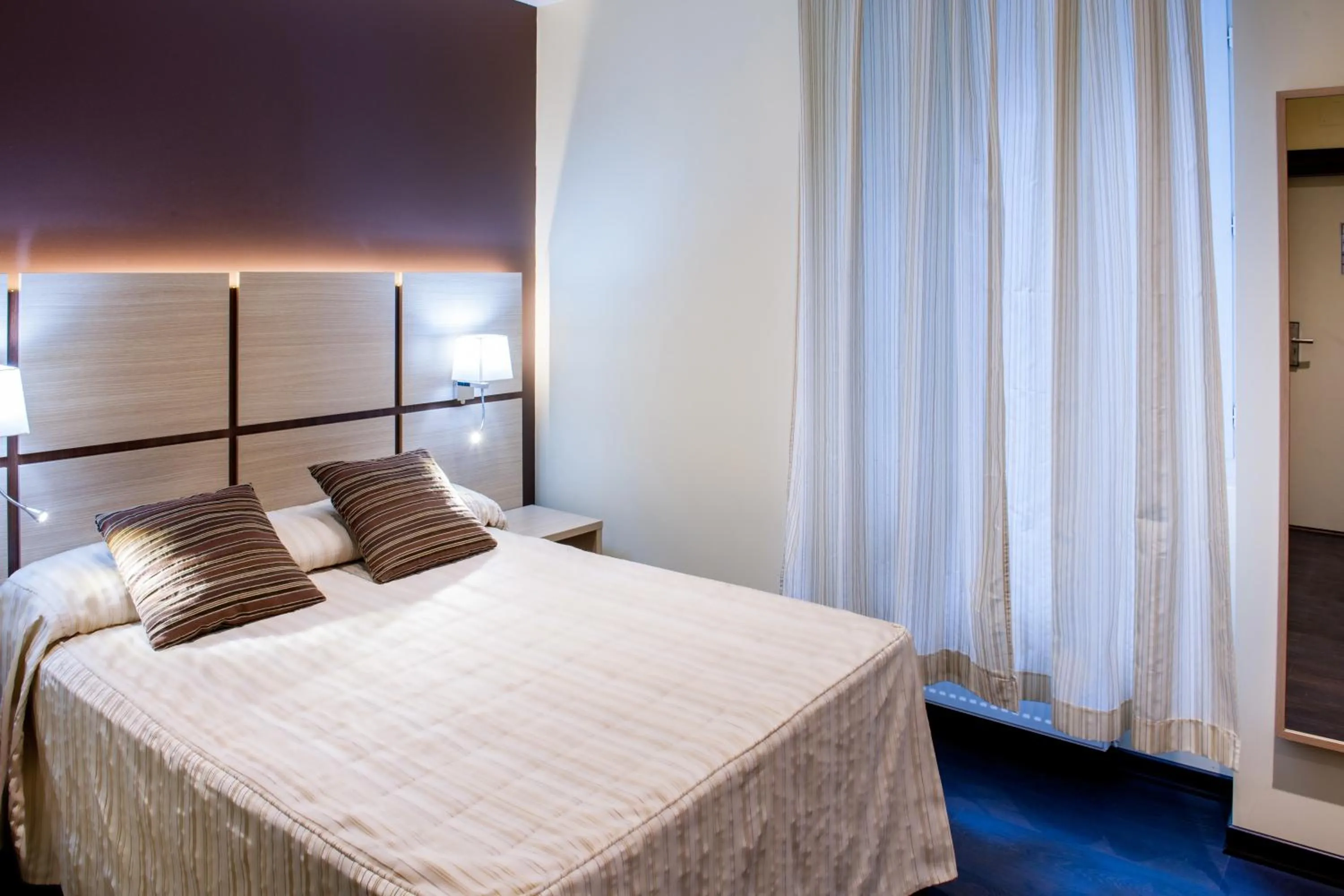 Bedroom, Bed in Hôtel La Source