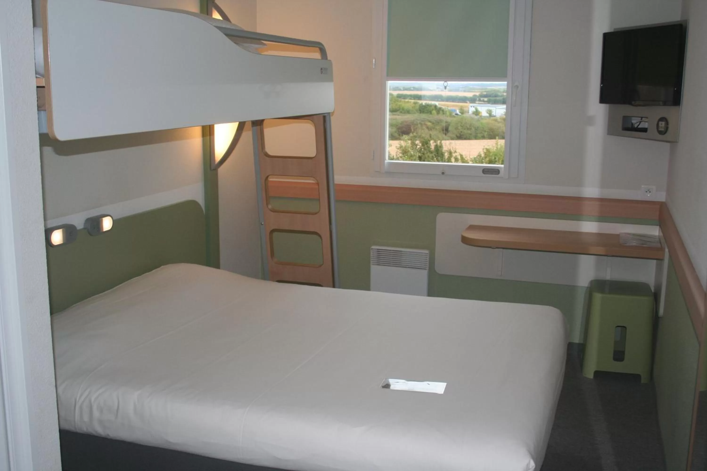 Bed in ibis budget Niort - La Crèche