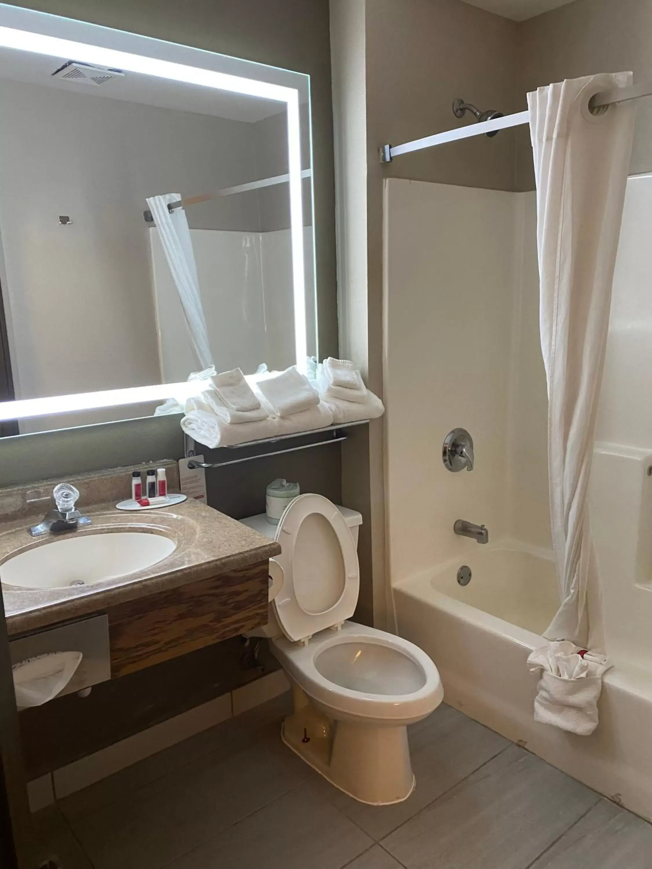 Deluxe King Room - Non-Smoking in Super 8 by Wyndham Lynchburg VA Deluxe King Room - Non-Smoking in Super 8 by Wyndham Lynchburg VA