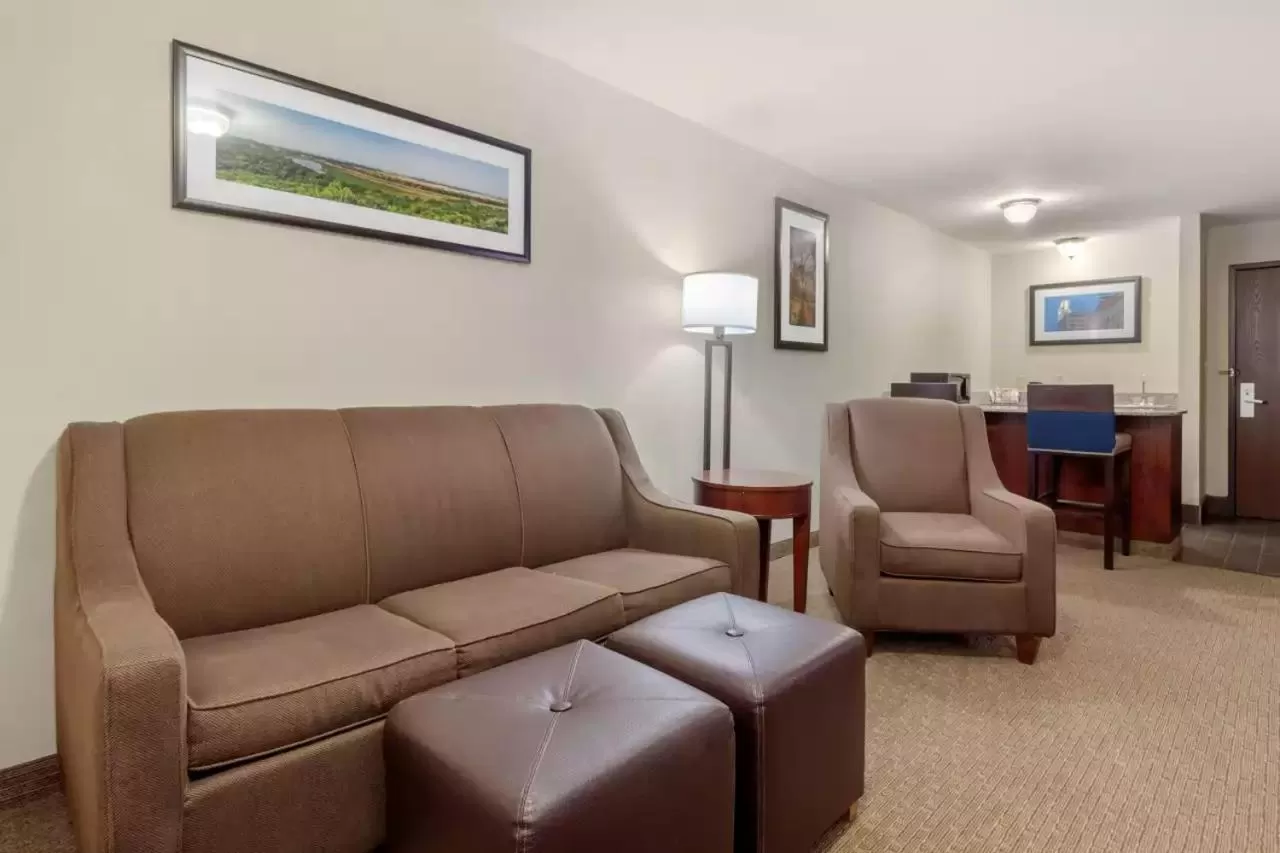 Superior King Suite - Non-Smoking/Interior Hall in Comfort Suites Omaha East-Council Bluffs