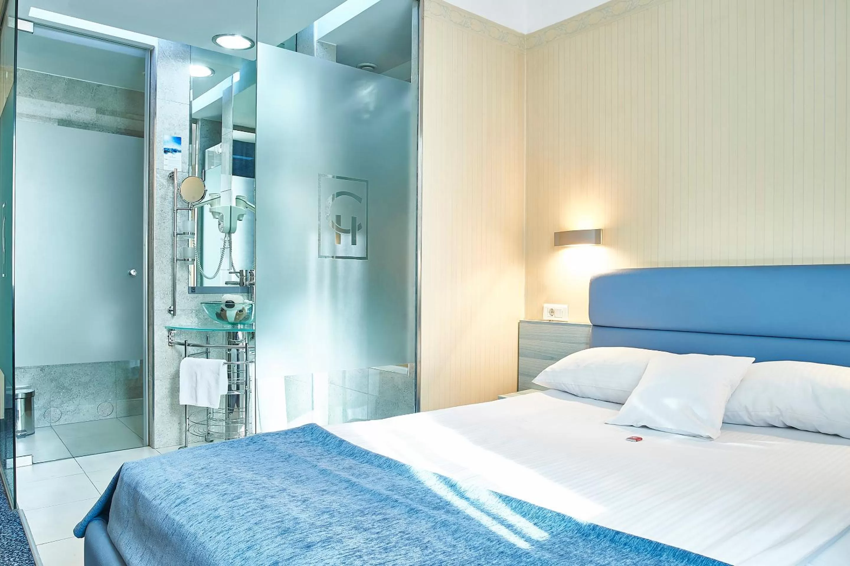 Bathroom, Bed in Continental Forum Sibiu