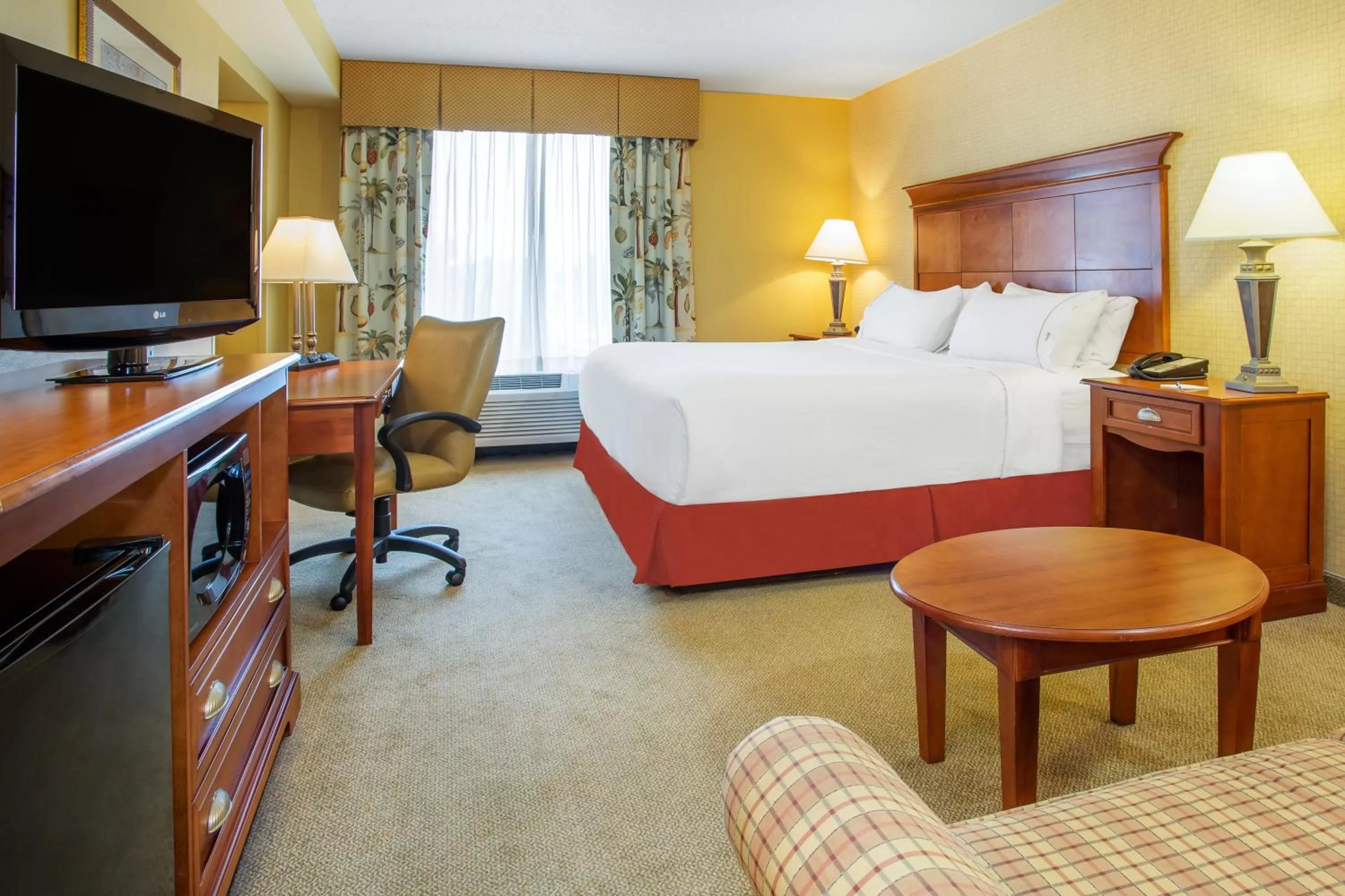 Photo of the whole room, Bed in Holiday Inn Express & Suites Bloomington by IHG