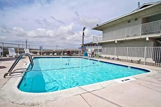 Swimming pool in Hilltop Inn & Suites
