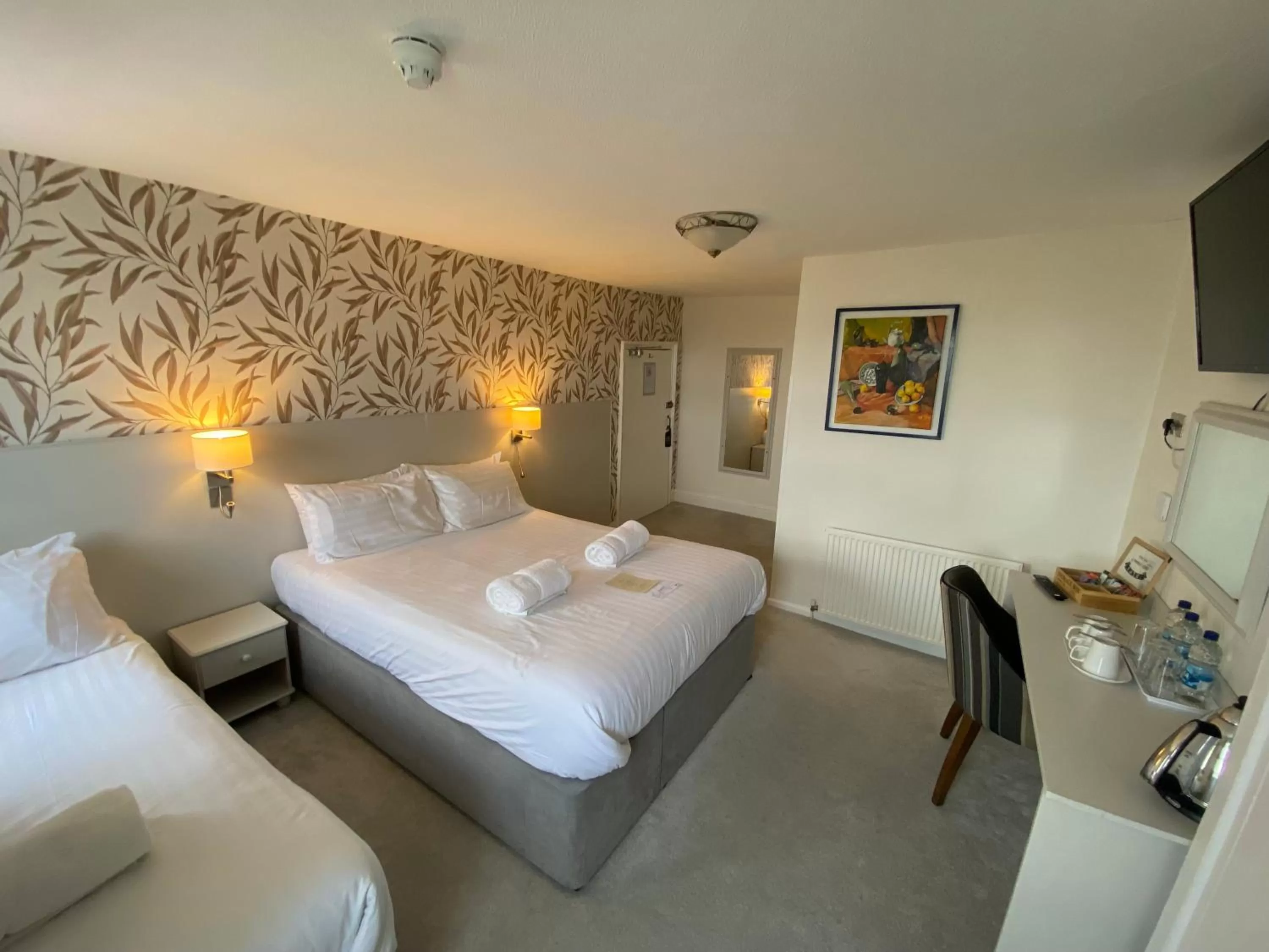 Bedroom, Bed in Alexandra Hotel