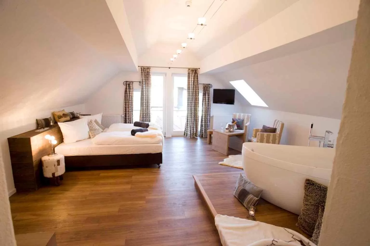 Photo of the whole room, Bed in Alpin Lifestyle Hotel Löwen & Strauss