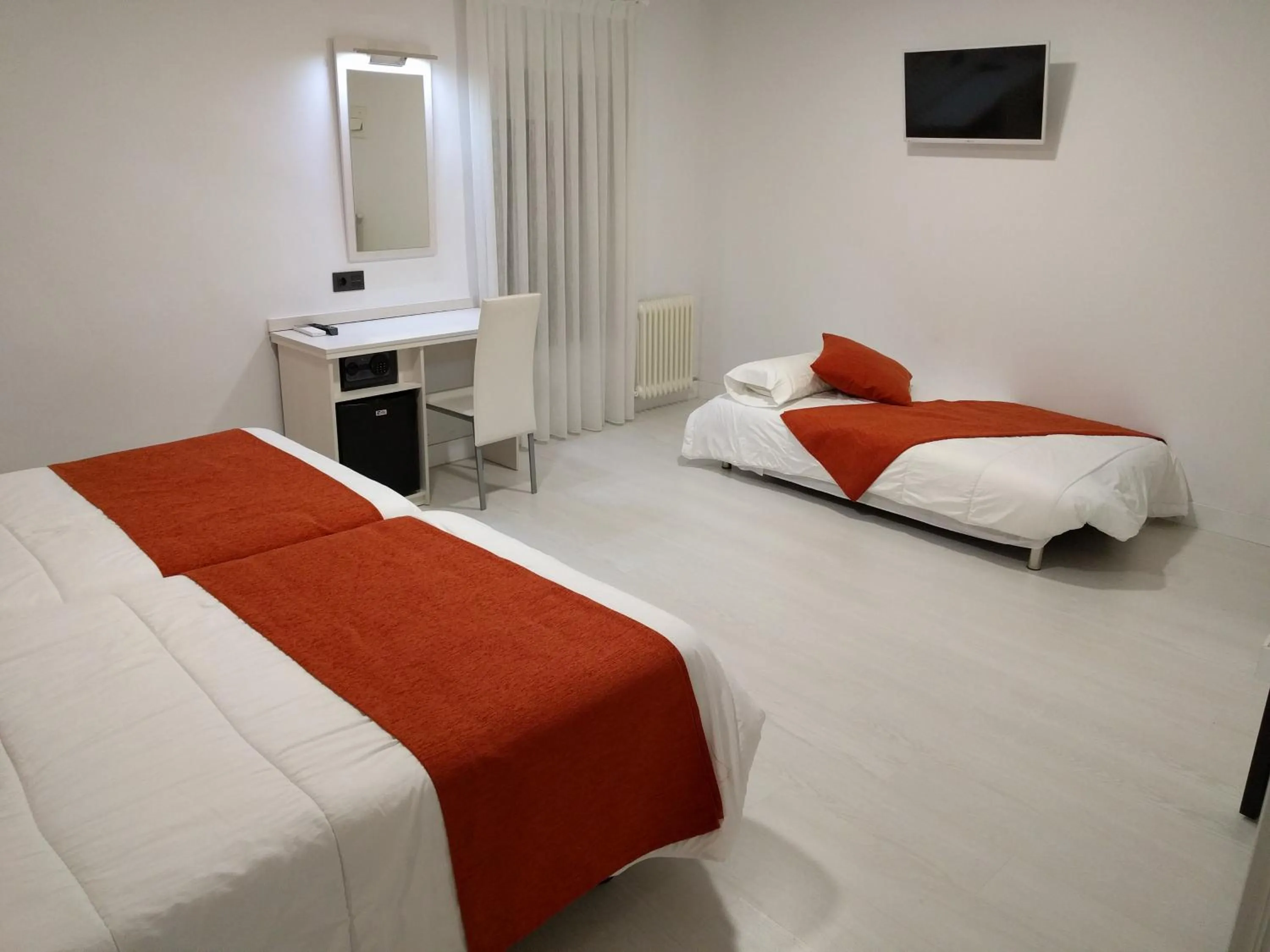 Bedroom, Bed in Emperatriz I