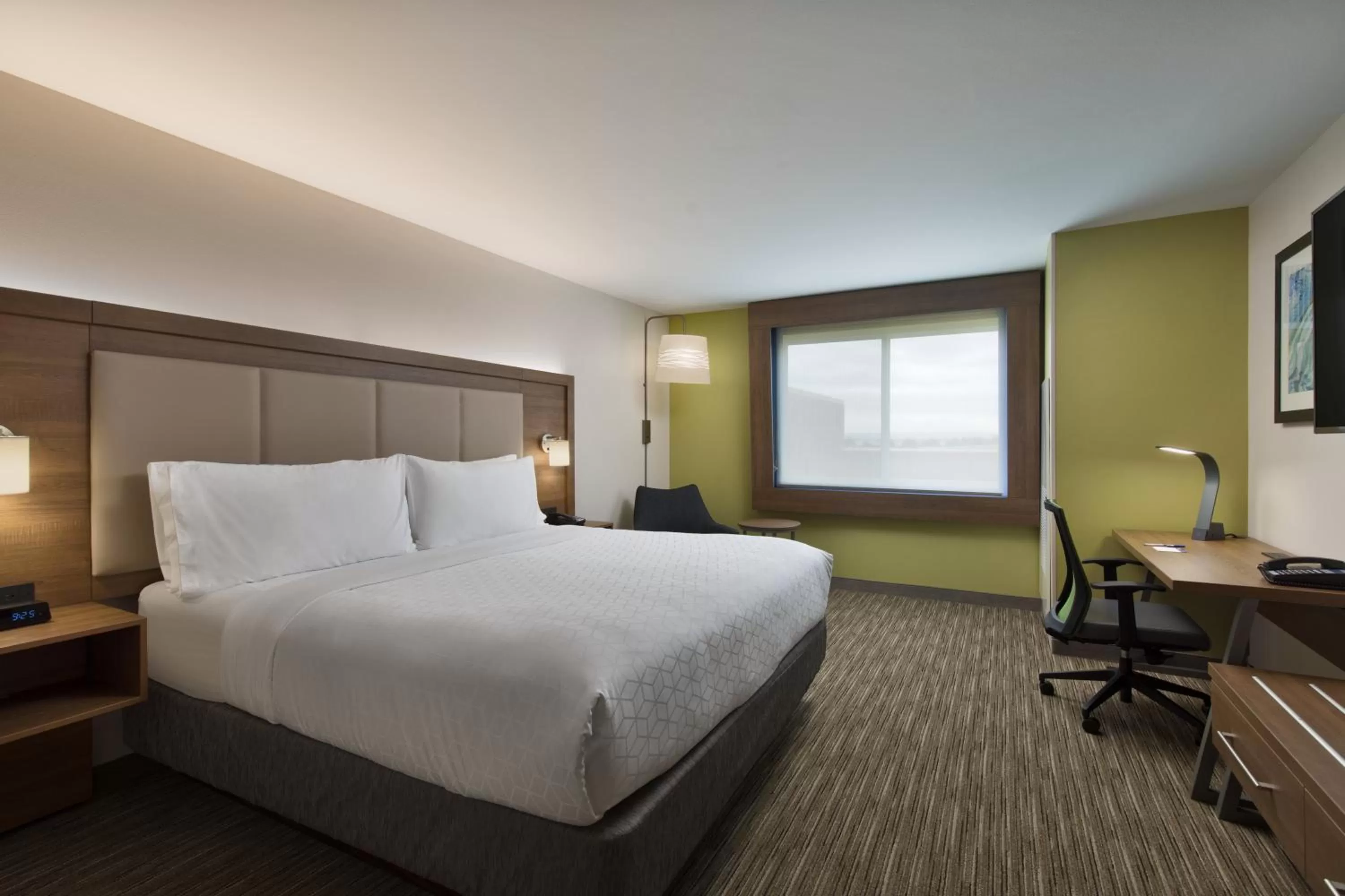 Photo of the whole room, Bed in Holiday Inn Express & Suites - Portland Airport - Cascade Stn by IHG