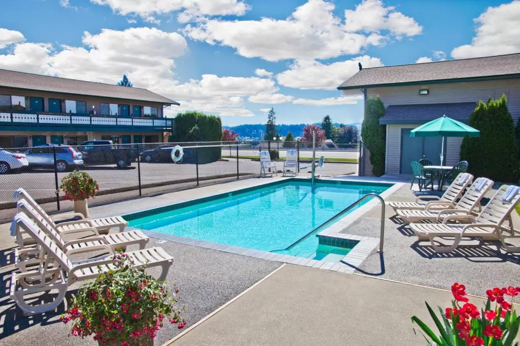 Swimming pool in Poulsbo Inn & Suites