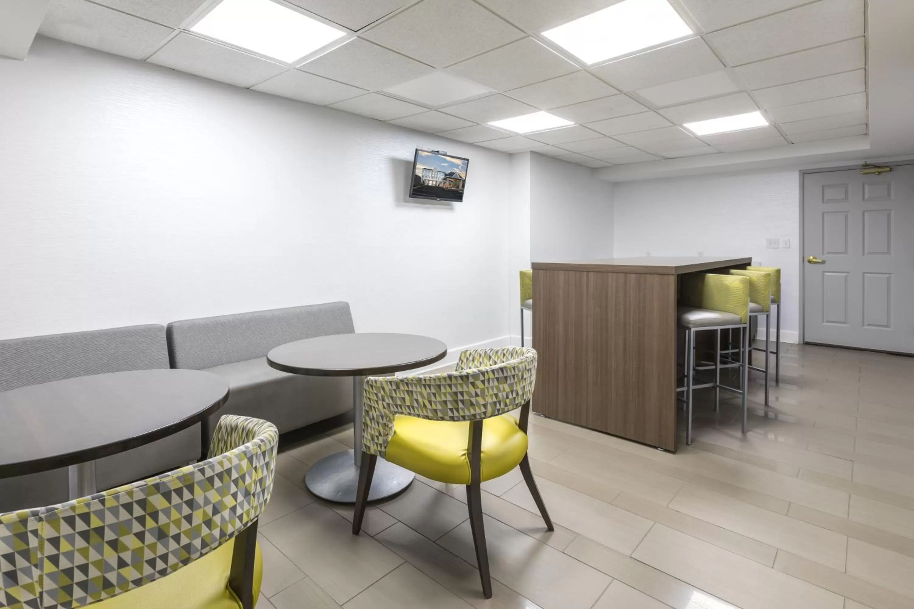 Communal lounge/ TV room in Country Inn & Suites by Radisson Asheville Downtown Tunnel Road