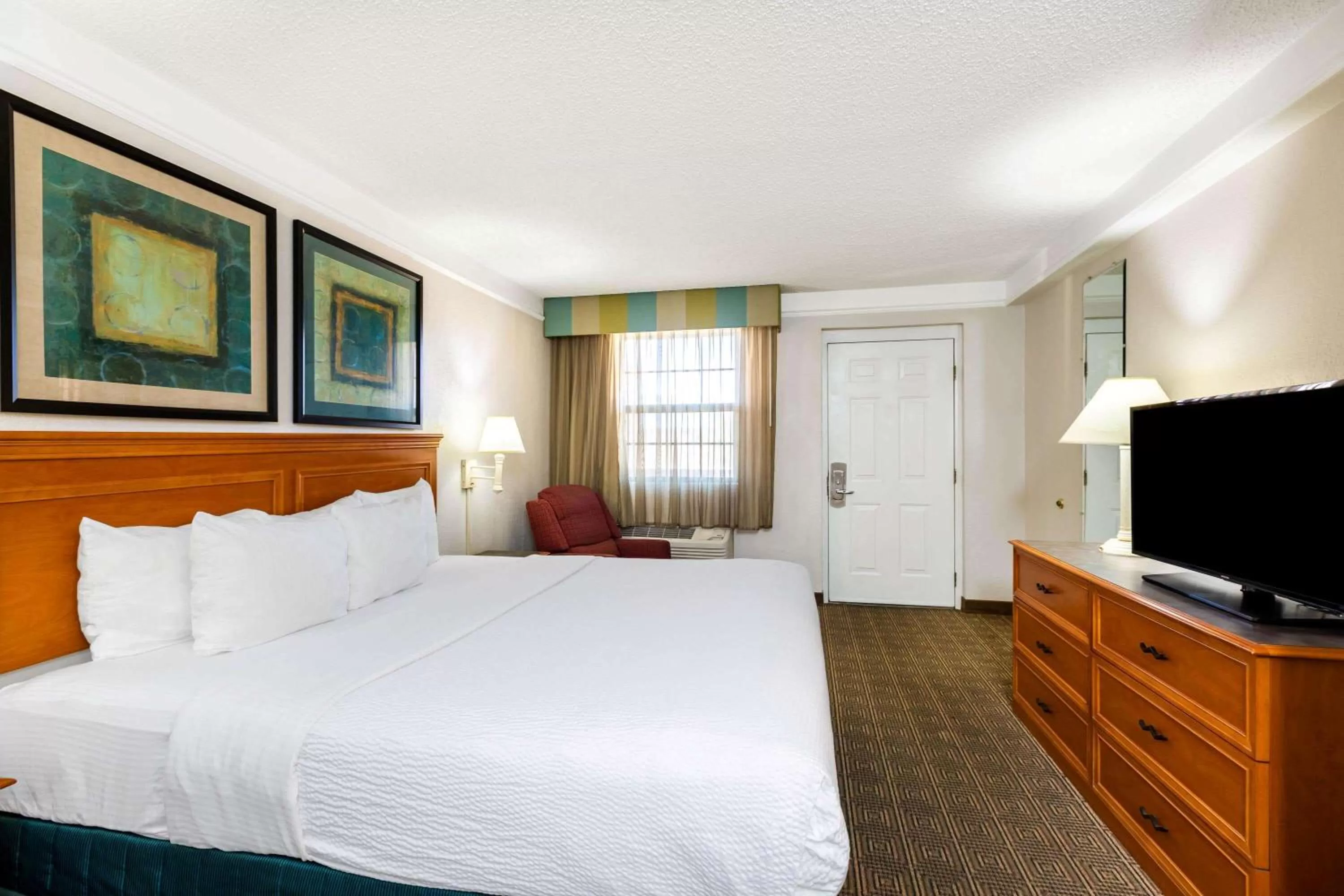 Photo of the whole room, Bed in La Quinta Inn by Wyndham El Paso West