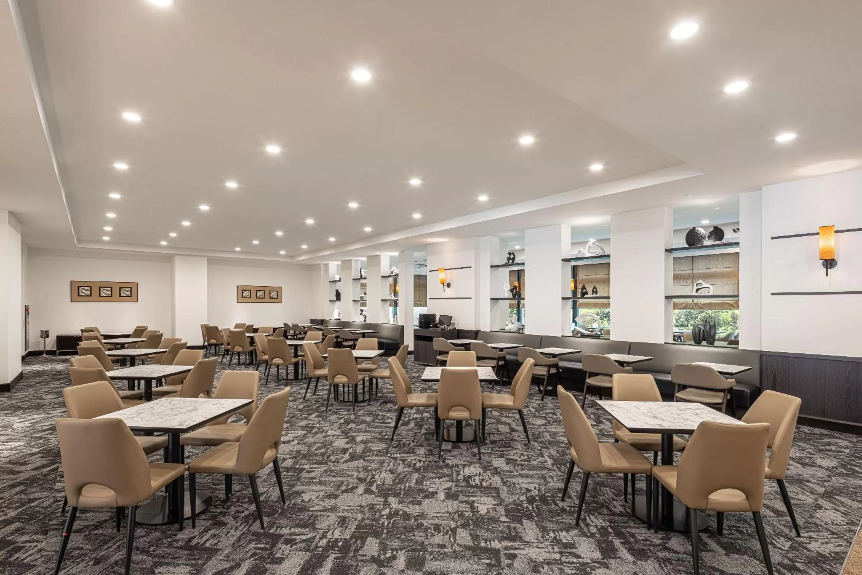 Restaurant/places to eat in Lakeshore Hotel Metropolis