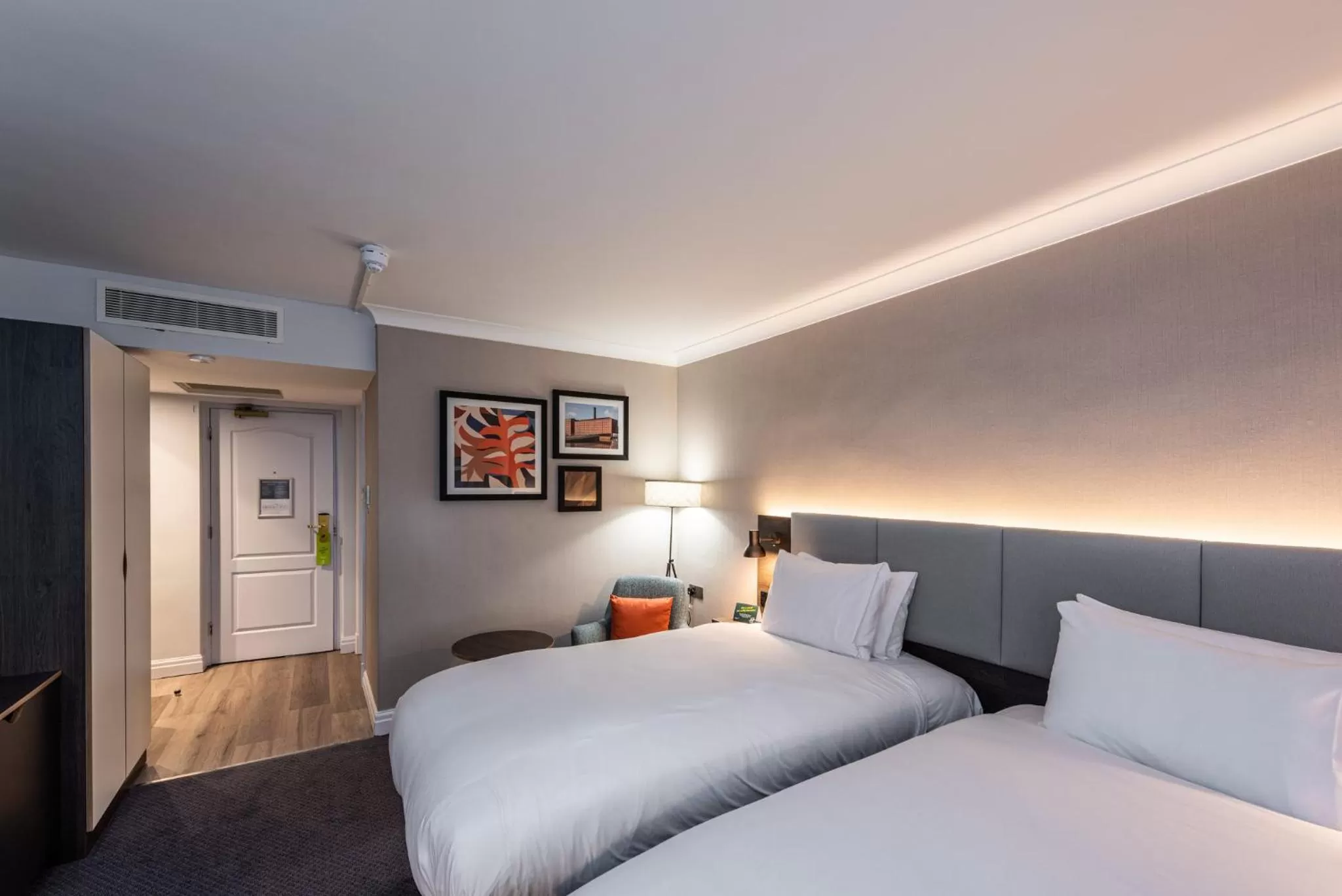 Photo of the whole room, Bed in Holiday Inn - Manchester - Oldham by IHG