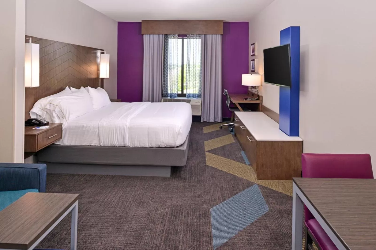 Bed in Holiday Inn Express and Suites Bryant - Benton Area by IHG