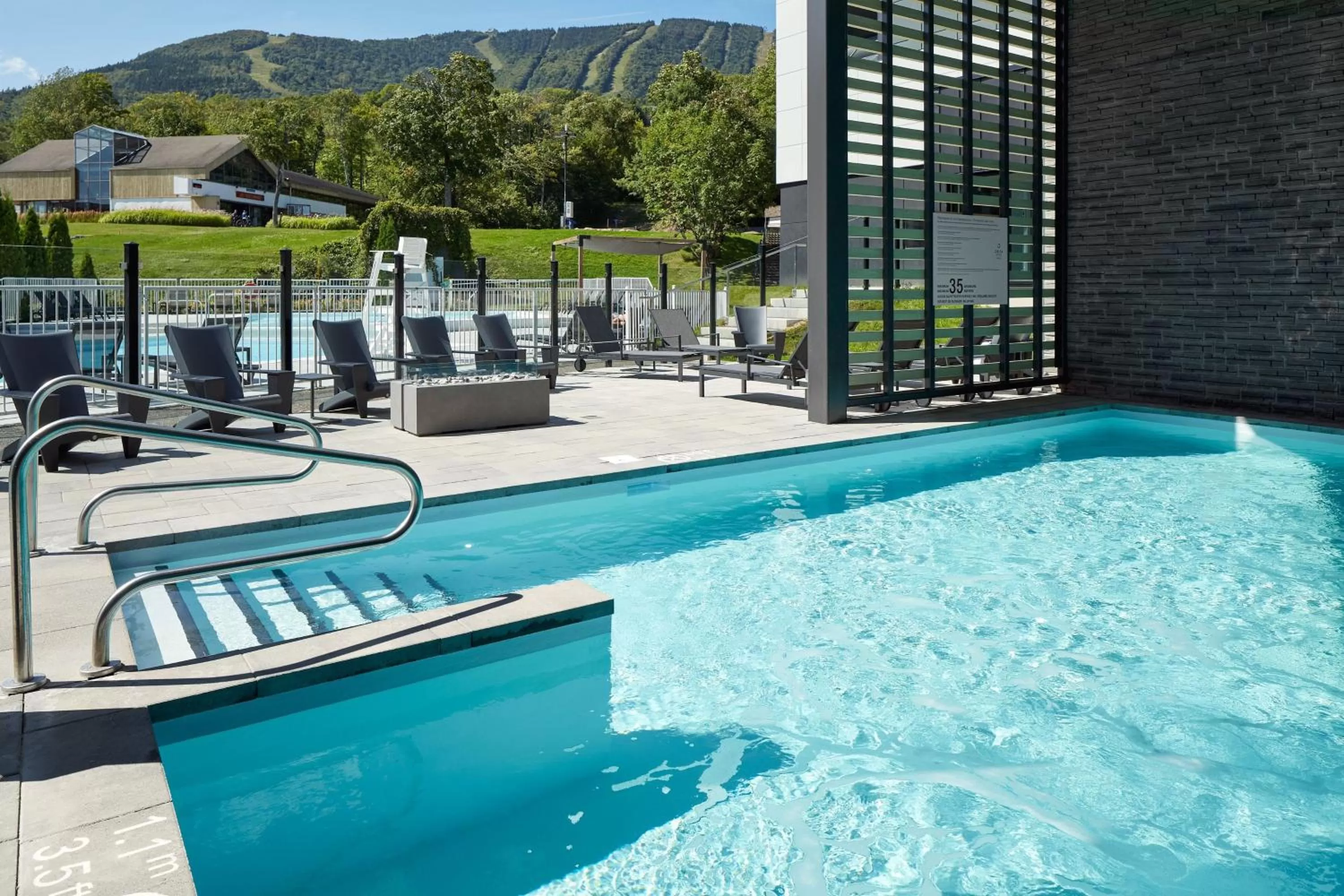 Area and facilities in Delta Hotels by Marriott Mont Sainte-Anne, Resort & Convention Center