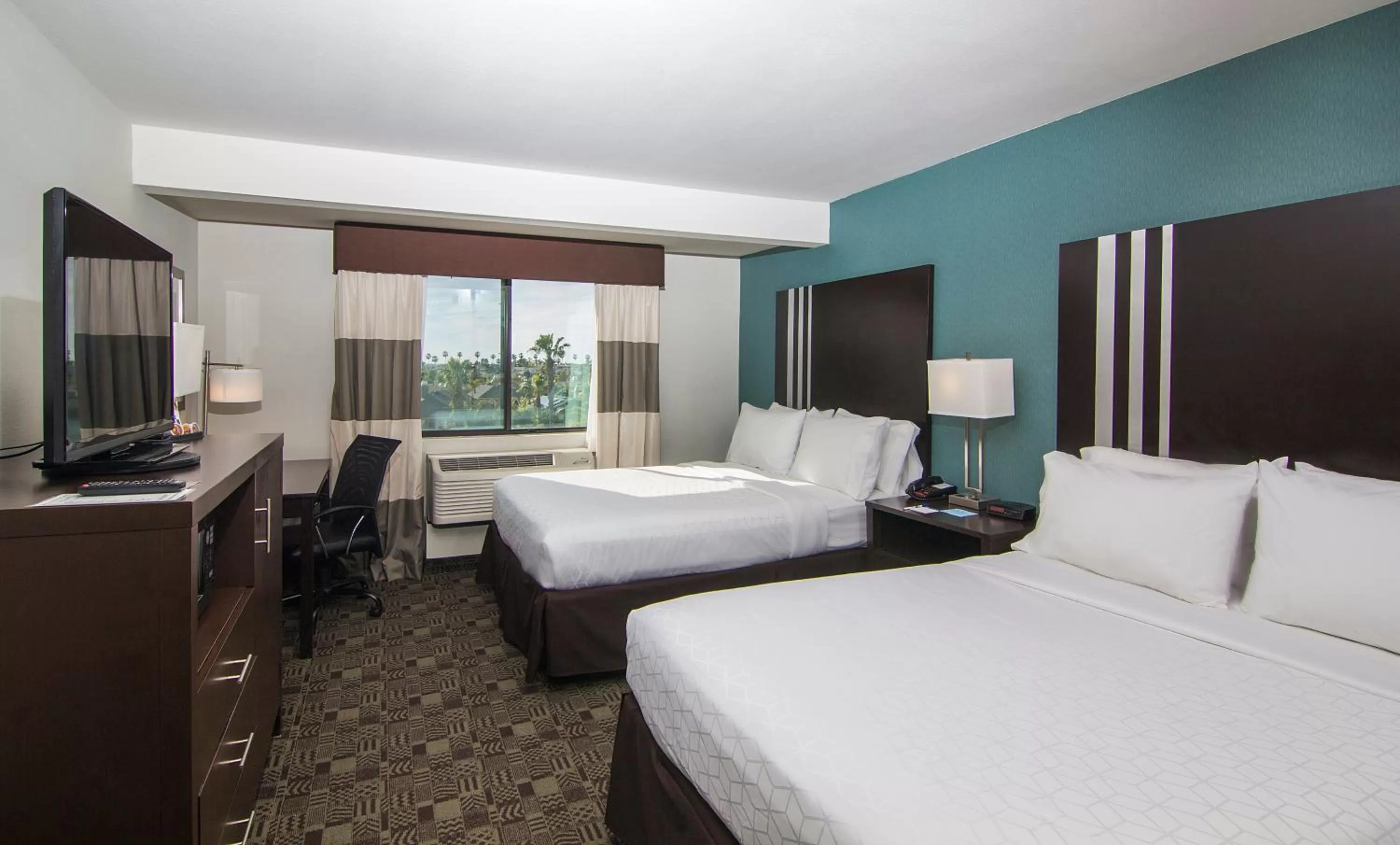 Photo of the whole room, Bed in Holiday Inn Express Hotel & Suites Carlsbad Beach by IHG