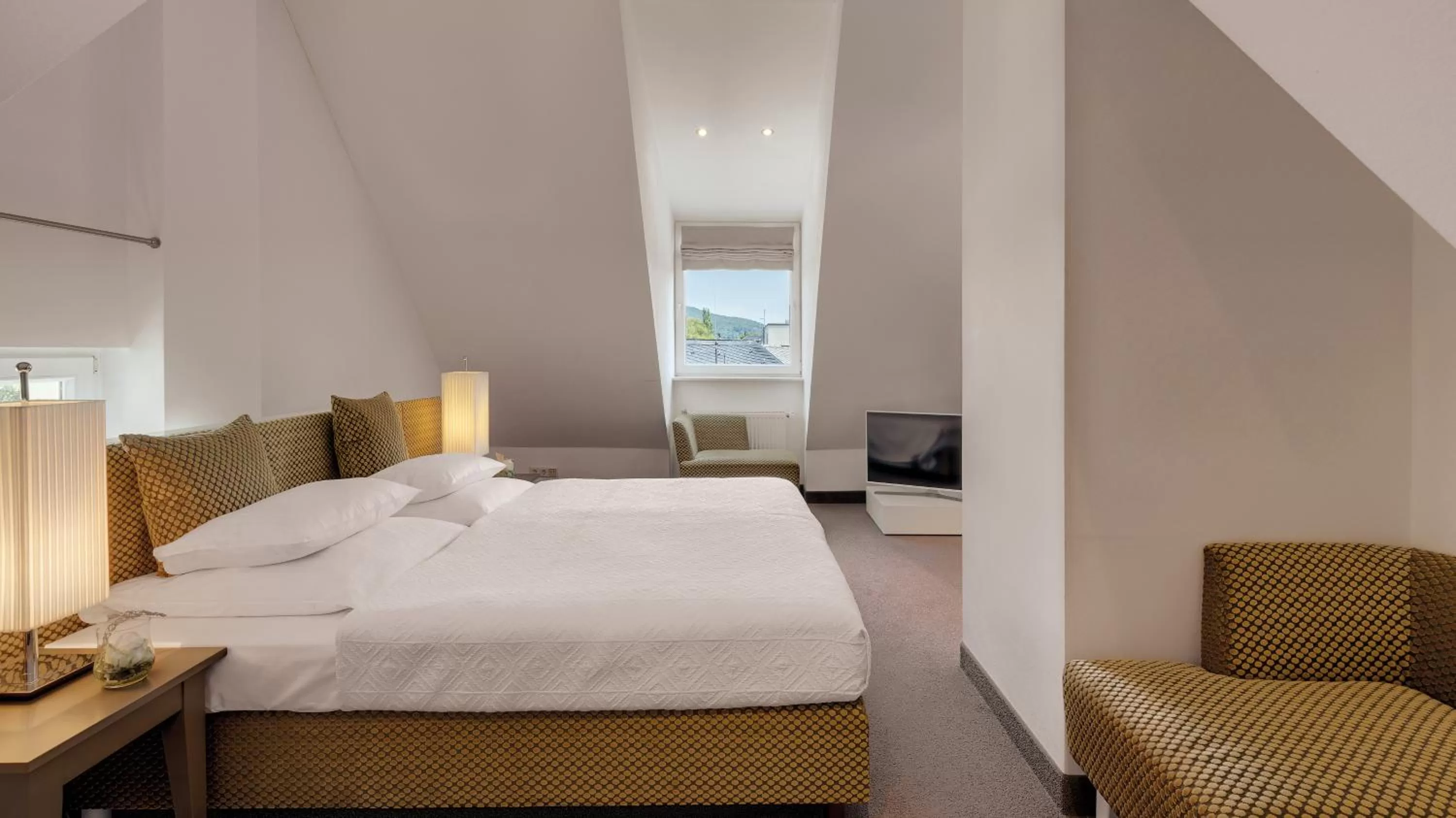 Photo of the whole room, Bed in Boutiquehotel Dreesen - Villa Godesberg