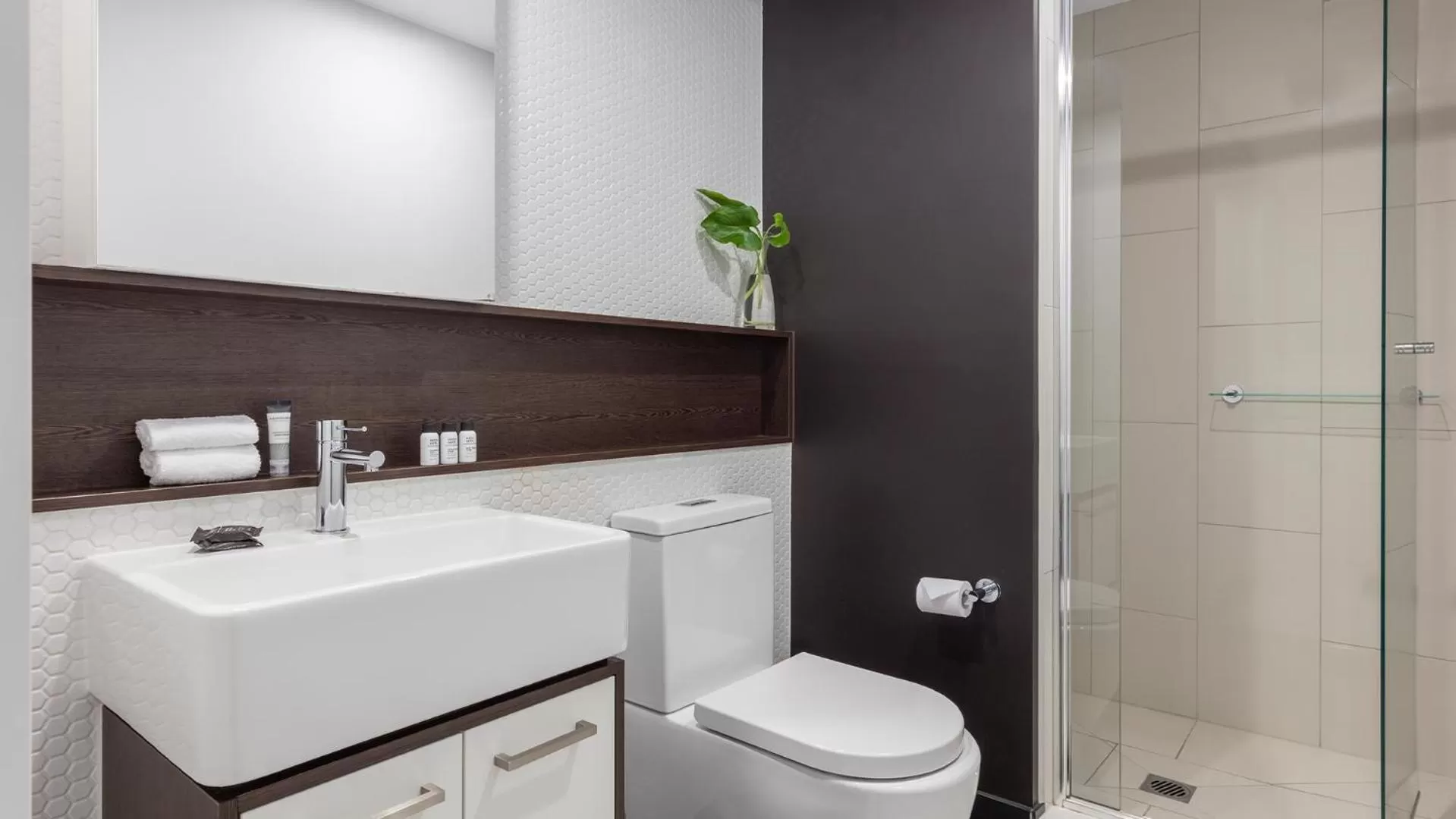 Shower in Oaks Melbourne Southbank Suites