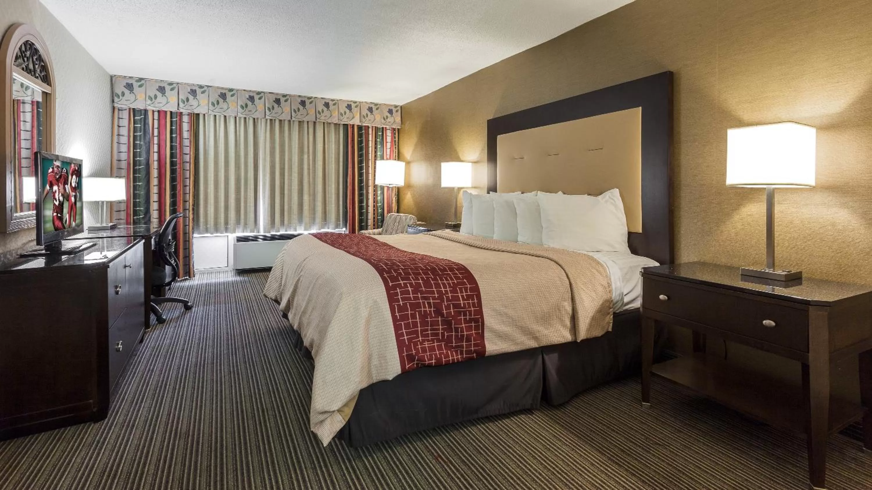 Photo of the whole room, Bed in Red Roof Inn & Suites DeKalb