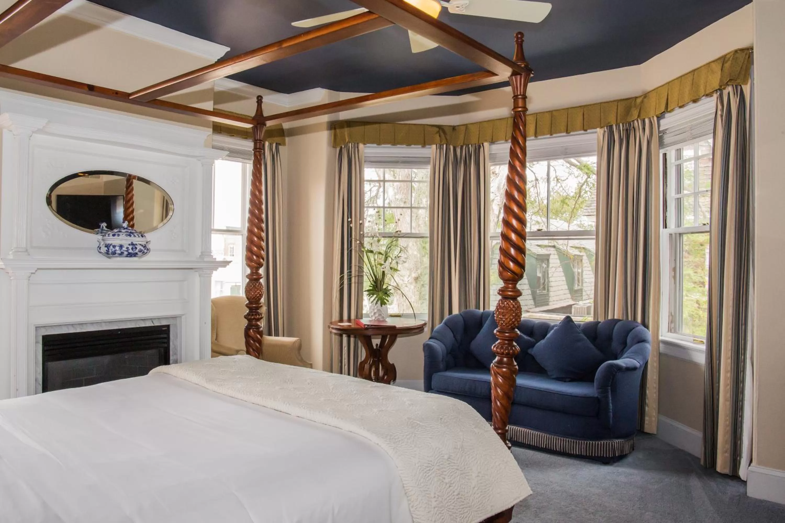 Seating area, Bed in Almondy Inn Bed & Breakfast