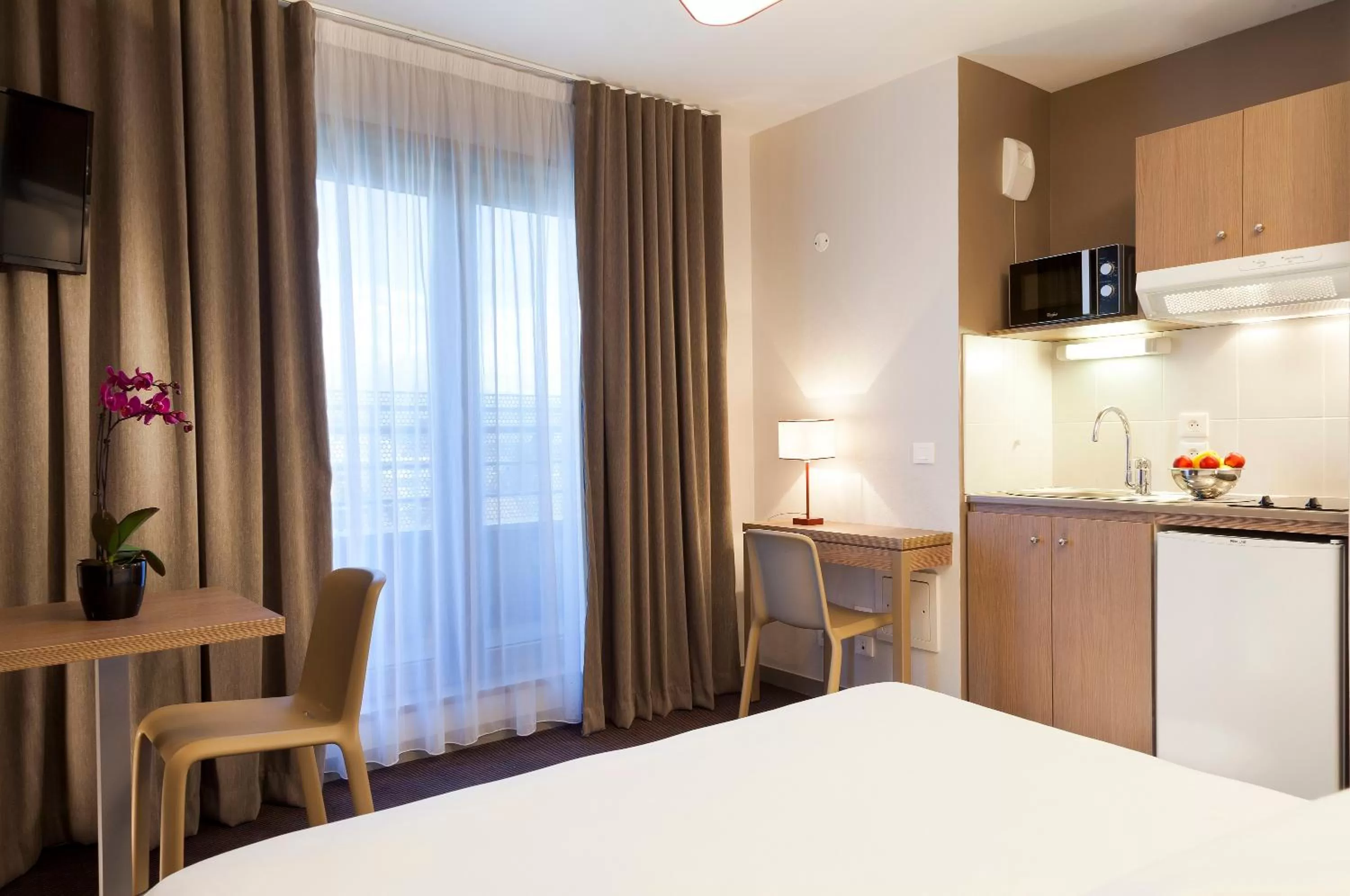 Kitchen or kitchenette, Bed in Nehô Suites Porte de Genève - Gare Annemasse