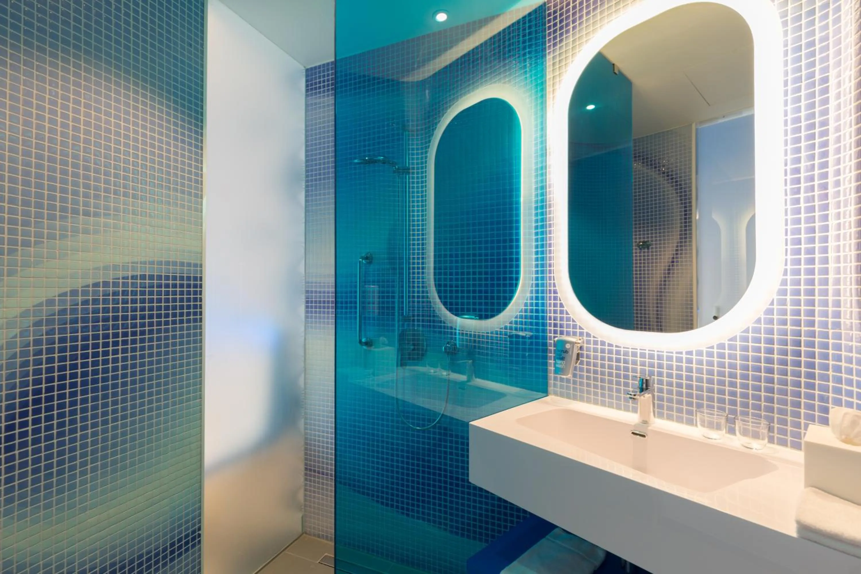 Shower in Park Inn by Radisson Amsterdam City West
