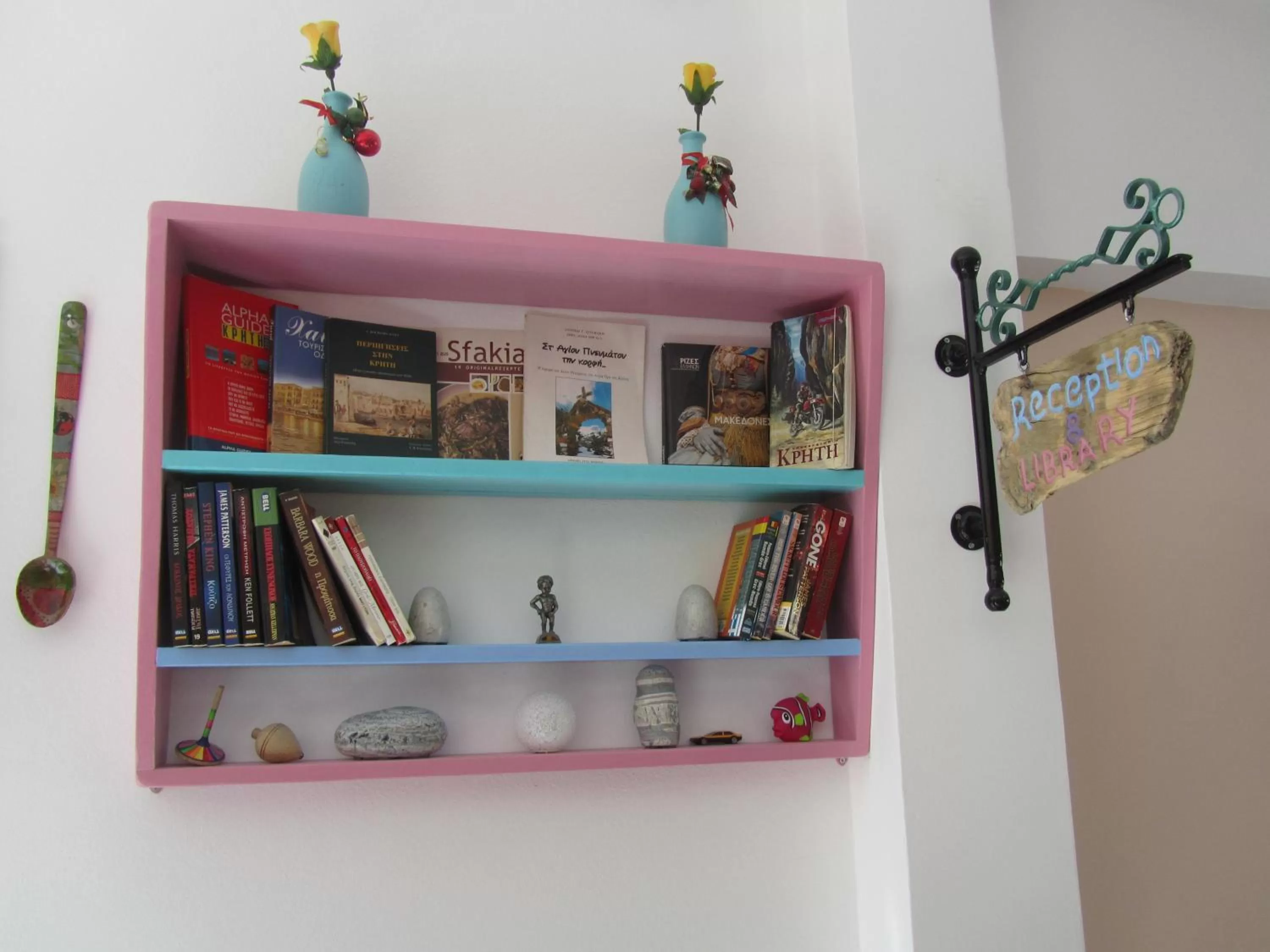 Library in Poco Loco Bed & Breakfast