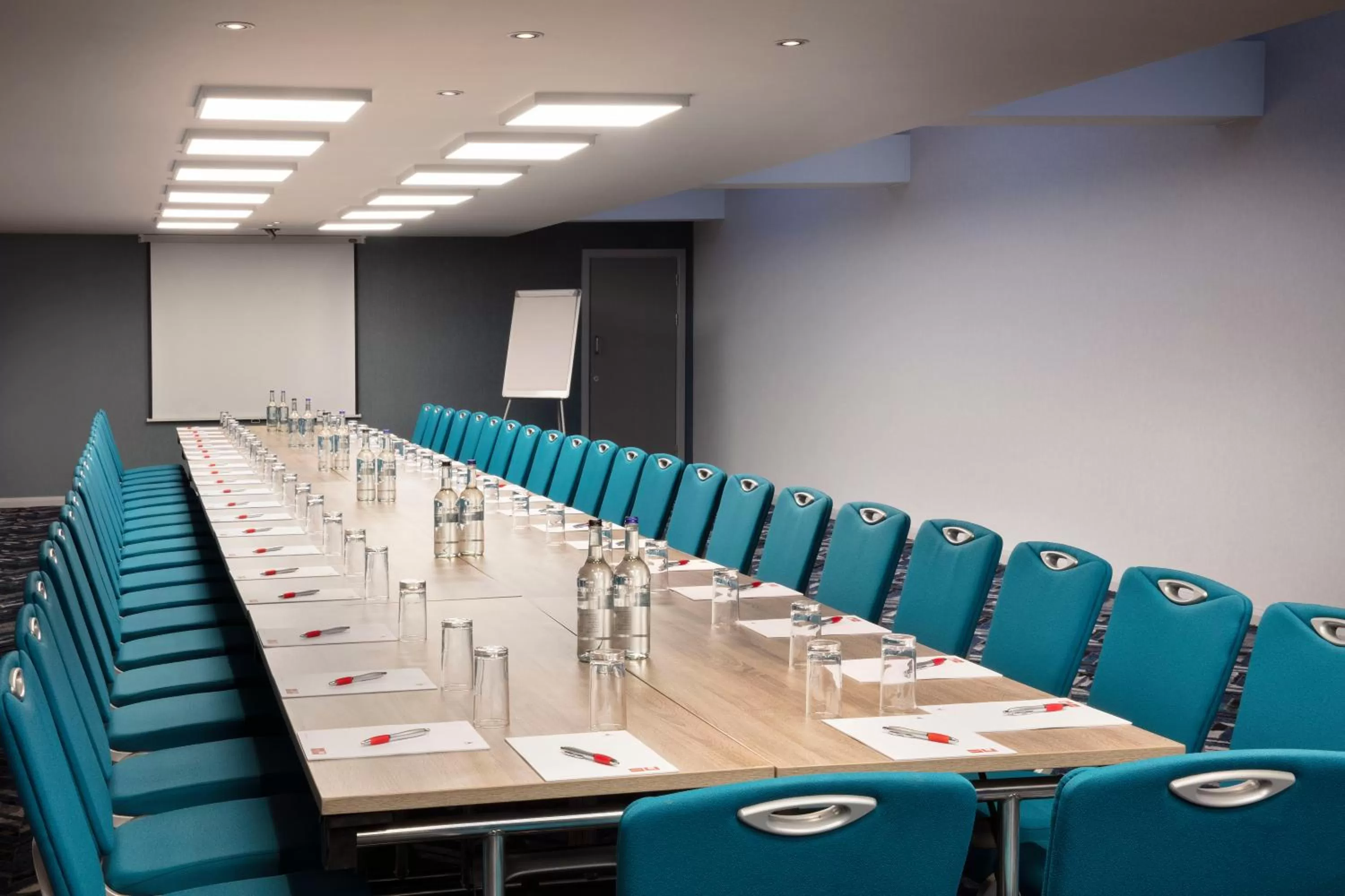 Meeting/conference room in Leonardo London Heathrow Airport