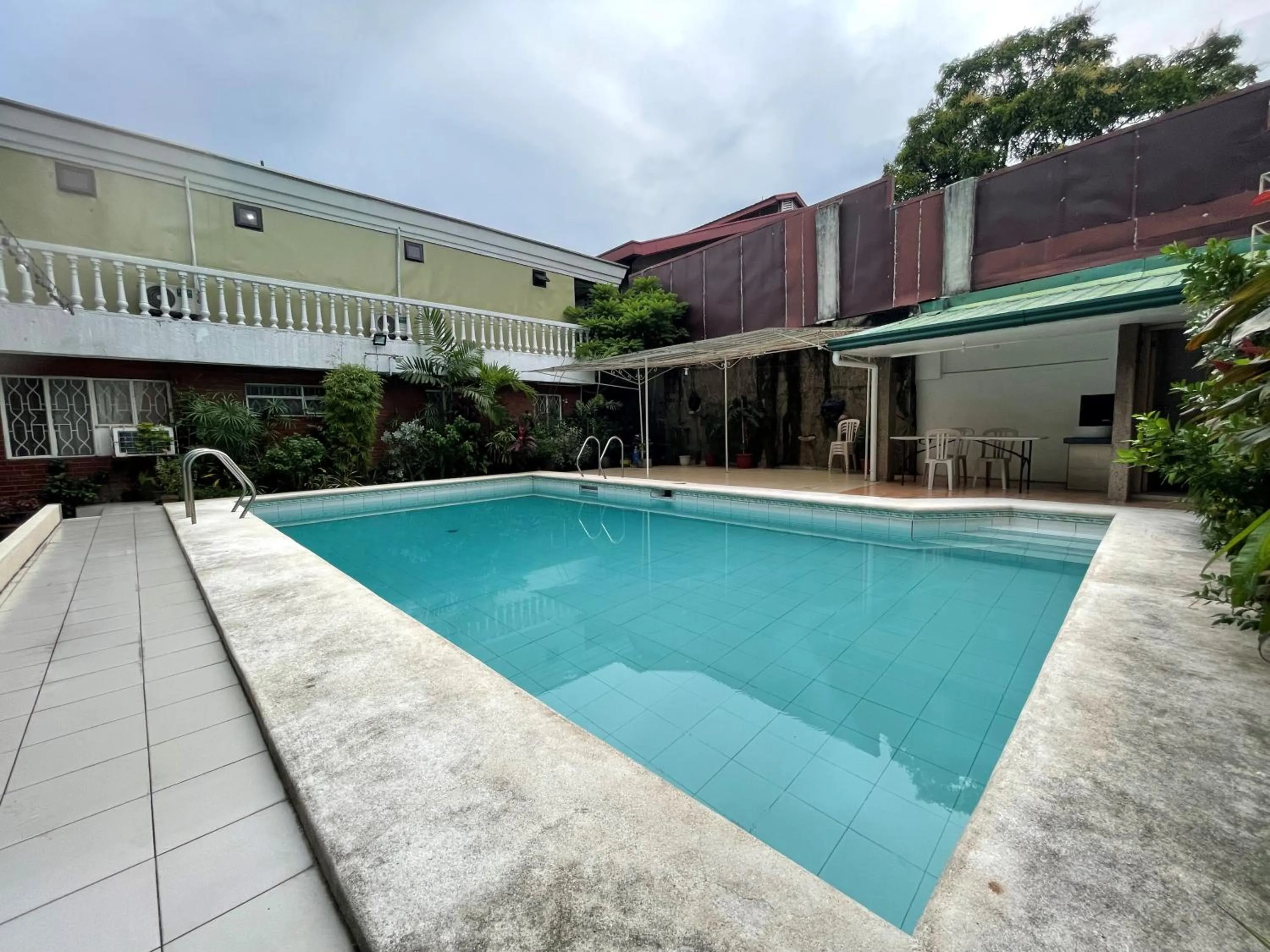 Swimming pool in 1888 Staycation Inn by Cocotel