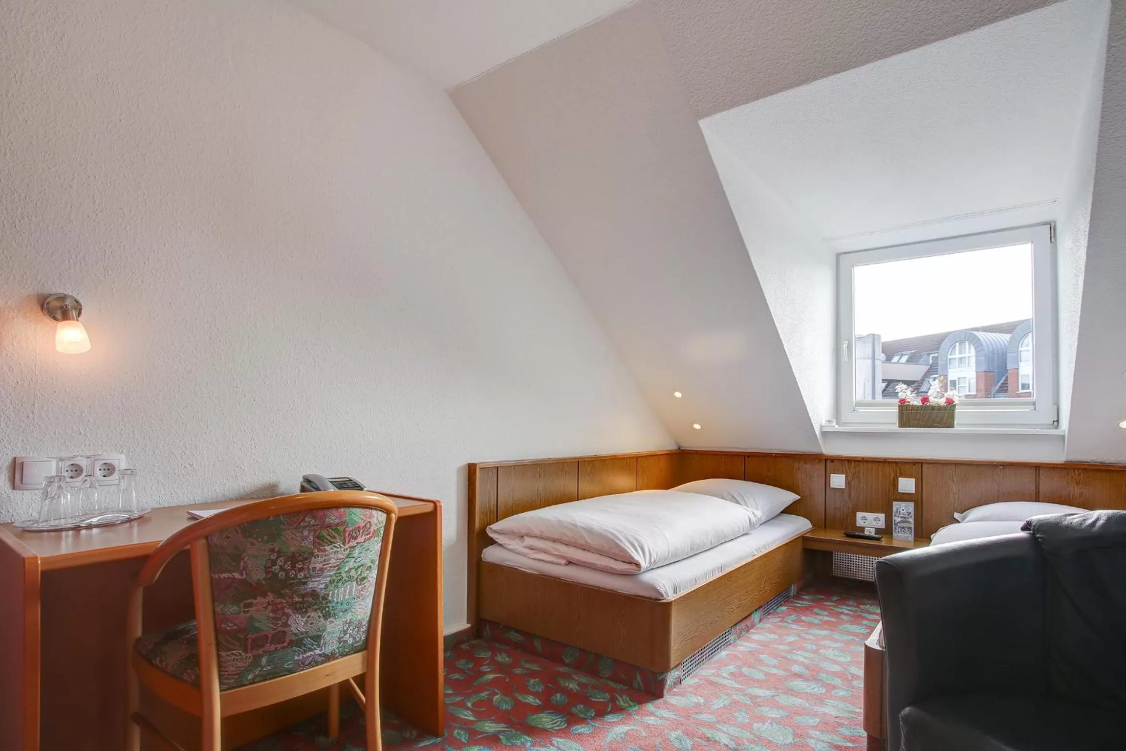 Photo of the whole room, Bed in Hotel Consul