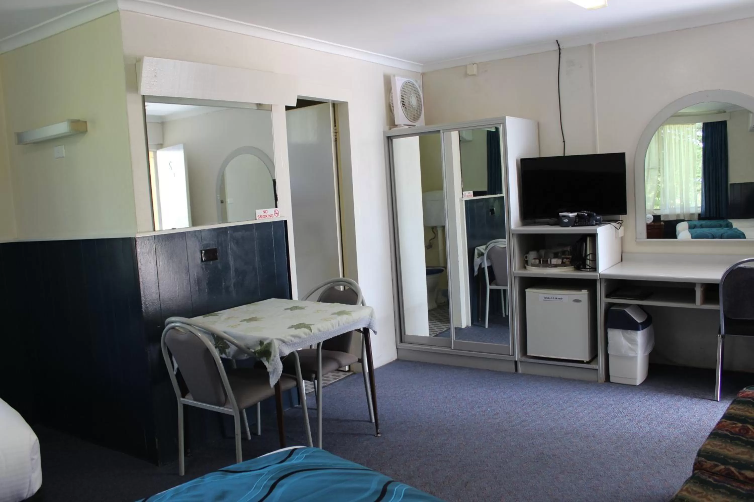 Photo of the whole room in High Mountains Motor Inn