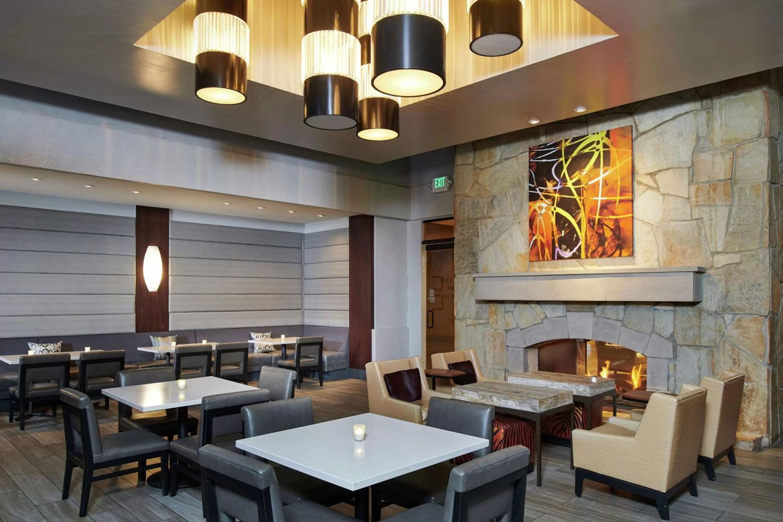 Lounge or bar in DoubleTree by Hilton Hotel Salt Lake City Airport