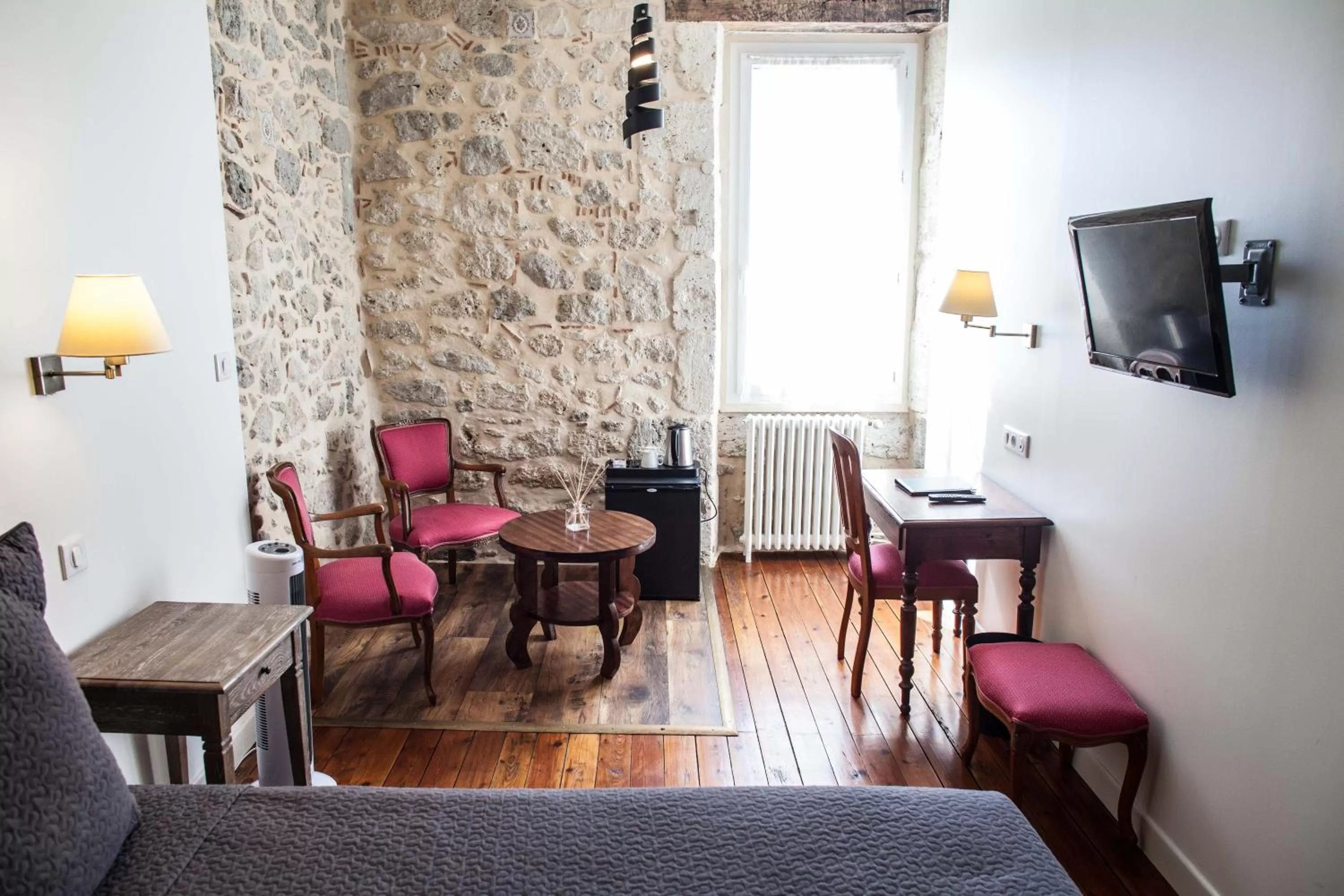 Photo of the whole room in Hôtel Henri IV