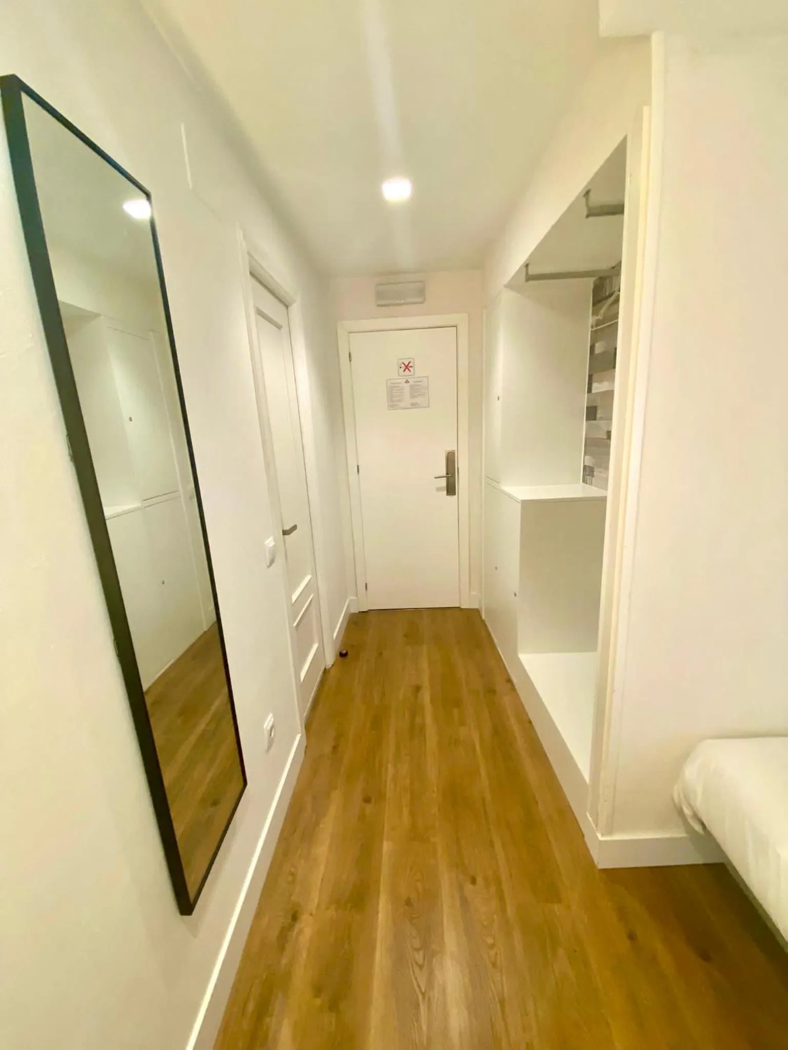 wardrobe, Bed in Far Home Gran Vía